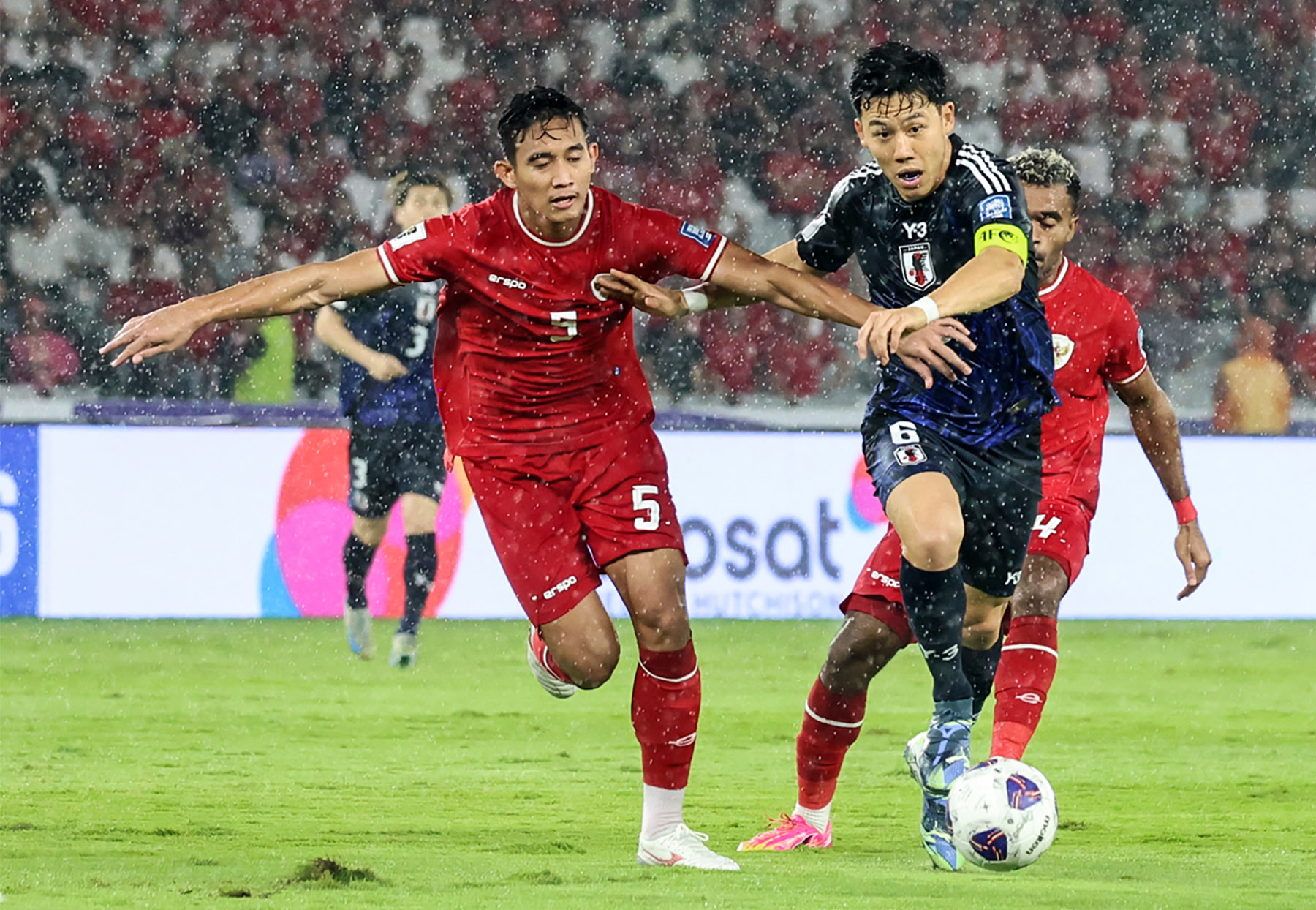 Pesepak bola Timnas Indonesia Rizky Ridho Ramadhani (kiri) dan rekannya Yakob Sayuri (kanan) berebut bola dengan pesepak bola Timnas Jepang Wataru Endo (tengah) pada pertandingan Grup C putaran ketiga Kualifikasi Piala Dunia 2026 Zona Asia di Stadion Utam
