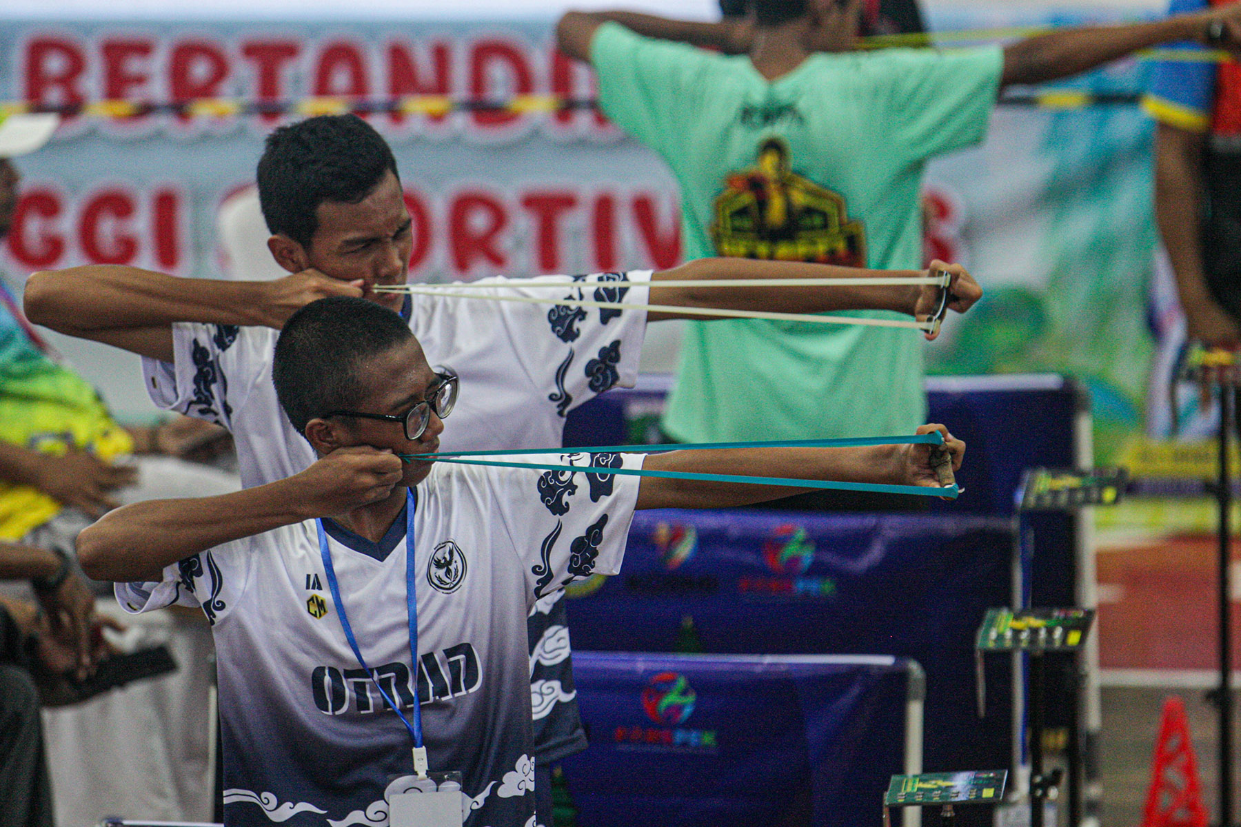 Sejumlah peserta berkonsentrasi membidik target dalam ajang Kejurnas Ketapel di GOR Dimyati, Kota Tangerang, Sabtu (16/11/2024). (Hanung Hambara/Jawa Pos)