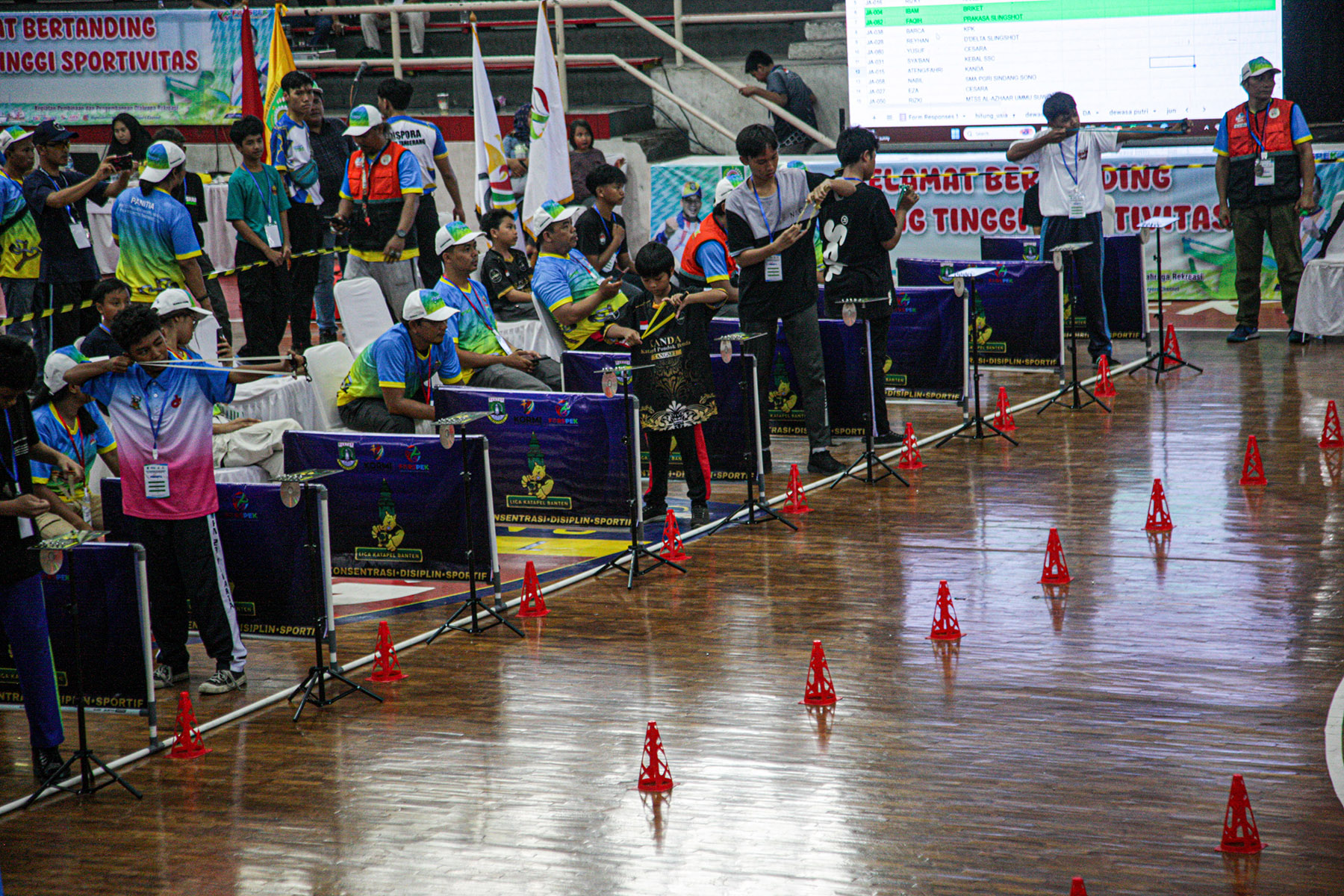 Sejumlah peserta berkonsentrasi membidik target dalam ajang Kejurnas Ketapel di GOR Dimyati, Kota Tangerang, Sabtu (16/11/2024). (Hanung Hambara/Jawa Pos)