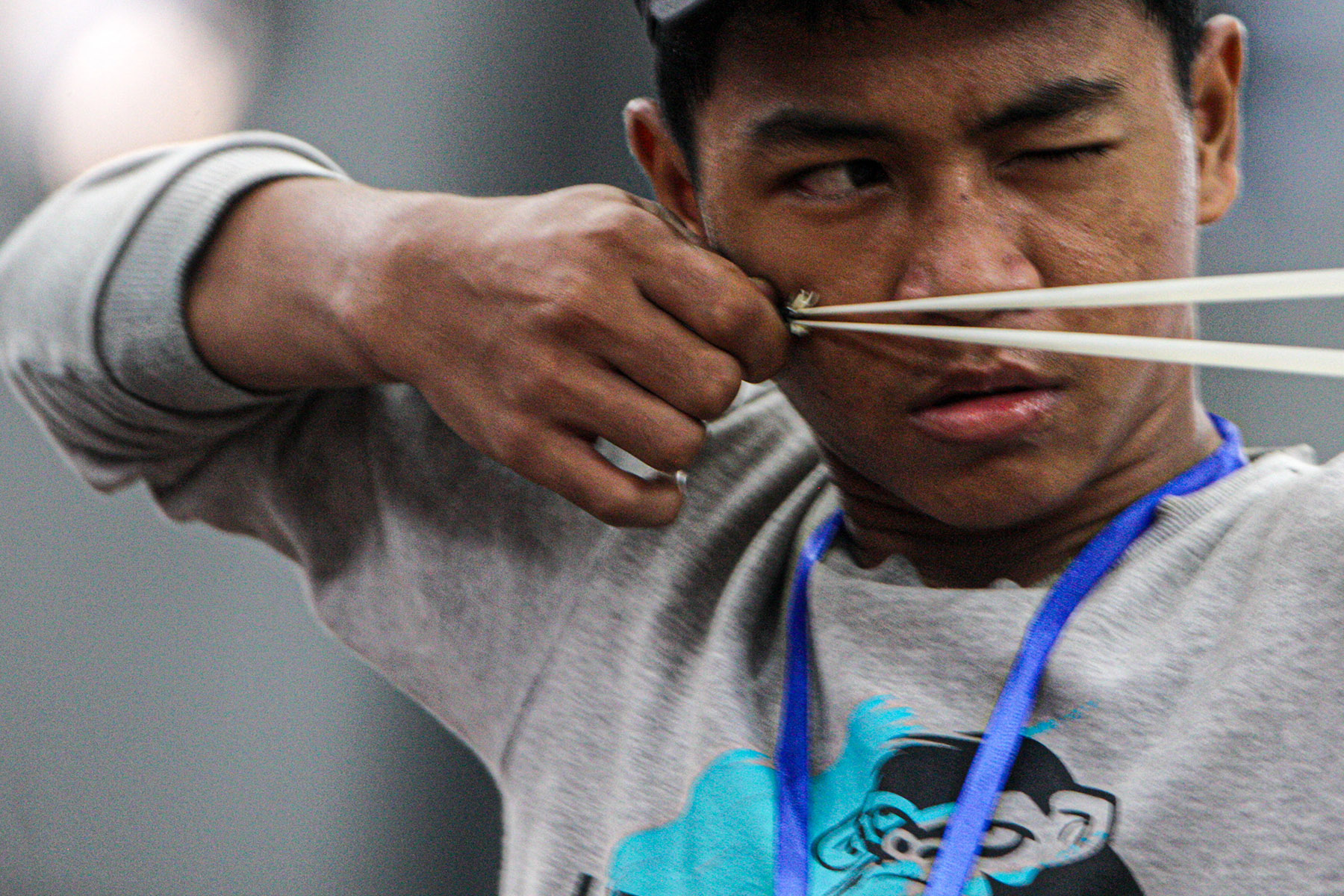 Sejumlah peserta berkonsentrasi membidik target dalam ajang Kejurnas Ketapel di GOR Dimyati, Kota Tangerang, Sabtu (16/11/2024). (Hanung Hambara/Jawa Pos)