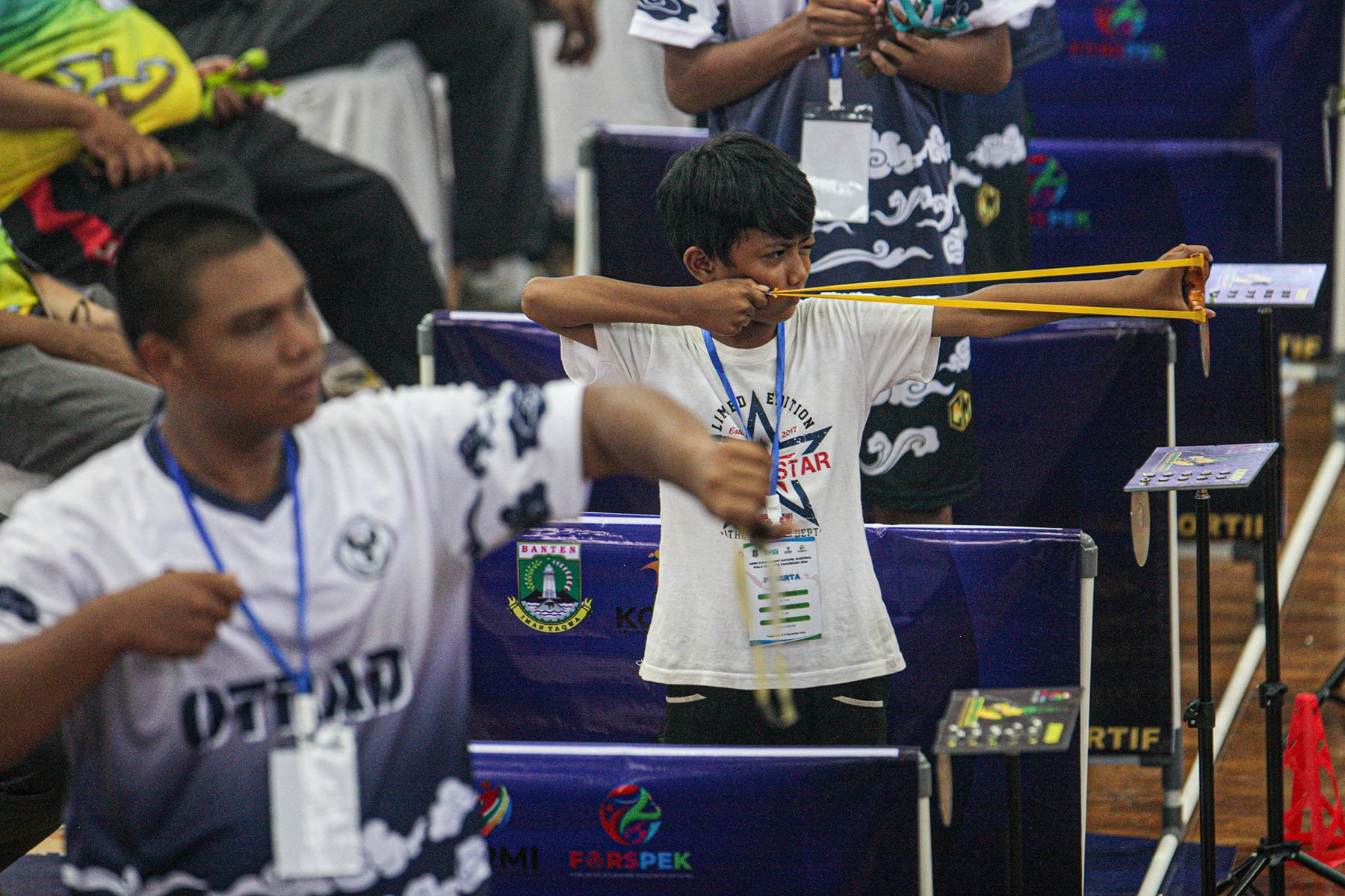 Sejumlah peserta berkonsentrasi membidik target dalam ajang Kejurnas Ketapel di GOR Dimyati, Kota Tangerang, Sabtu (16/11/2024). (Hanung Hambara/Jawa Pos)