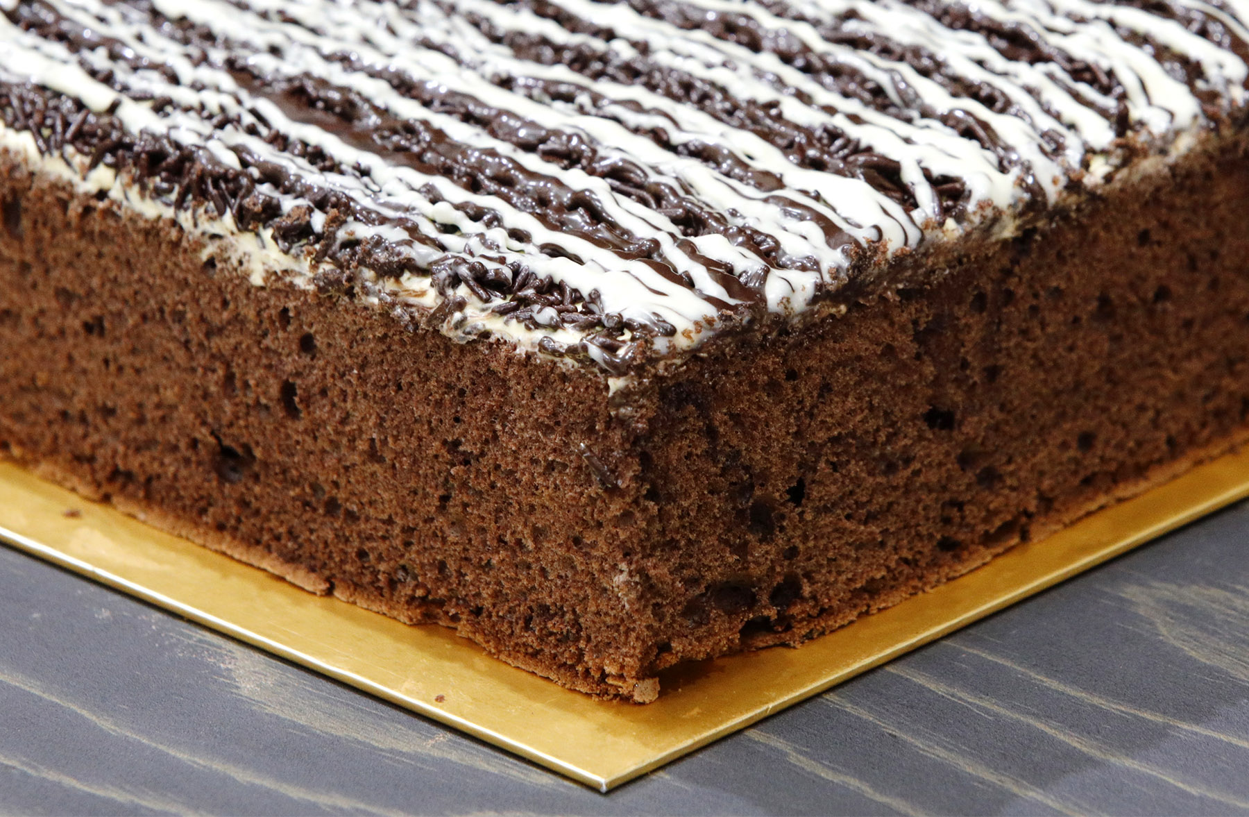 Setelah dikeluarkan dari oven, biarkan bolu dingin sebelum mengoleskan buttercream. Setelah itu, taburi meses dan glaze cheese.