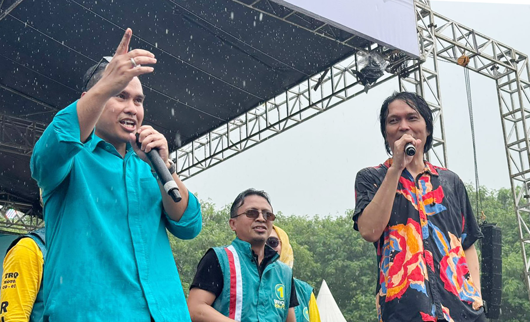 Once Mekel hadir dalam kampanye pasangan calon Wali Kota dan Wakil Wali Kota Tangerang Selatan (Tangsel) Benyamin Davnie-Pilar Saga Ichsan di Lapangan Taman Tekno 2, Kecamatan Setu, Sabtu (16/11).