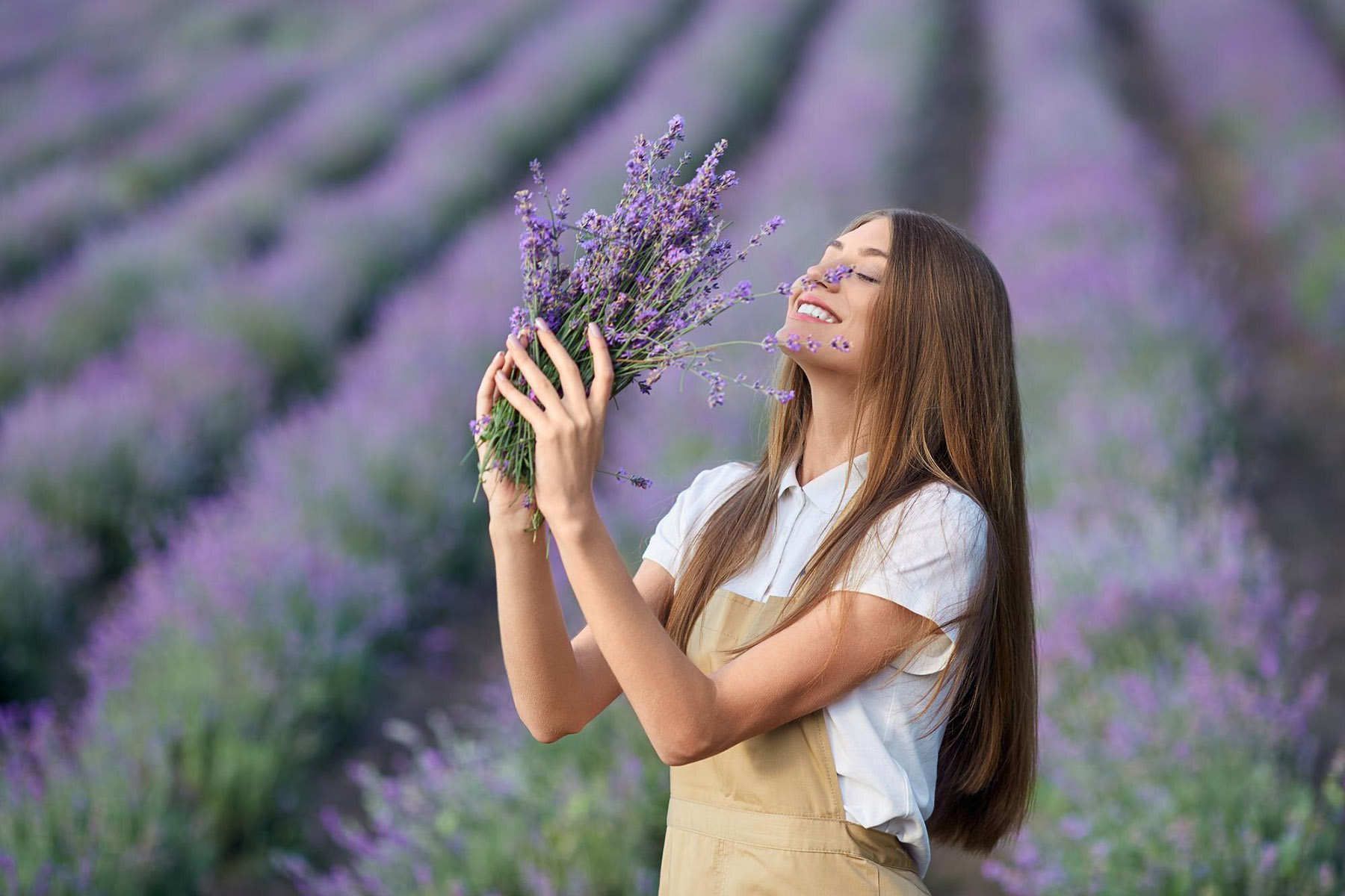 Ilustrasi seorang perempuan memegang tanaman lavender.