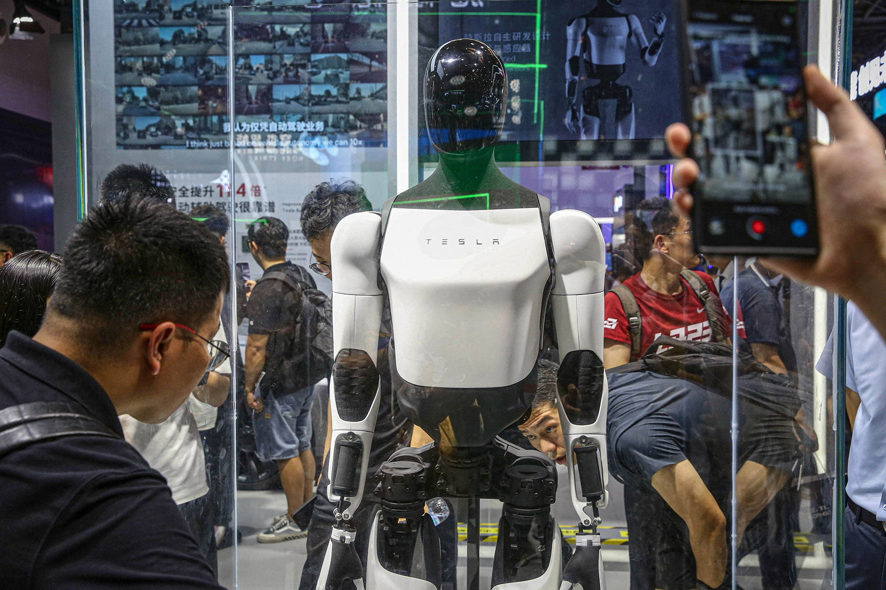 Pengunjung melihat robot Tesla di pameran robotika Shanghai, Tiongkok.  (Dok. AFP via Jawa Pos) / China OUT