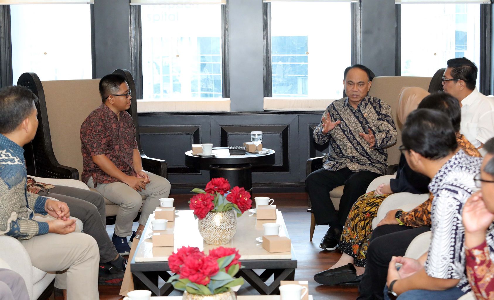 Budi Arie Setiadi (dua dari kanan) memaparkan program Kementerian Koperasi kepada Jawa Pos di kantornya kemarin.