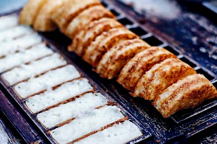 Kue pancong dalam proses pembuatan (Dok. Titipku.com)
