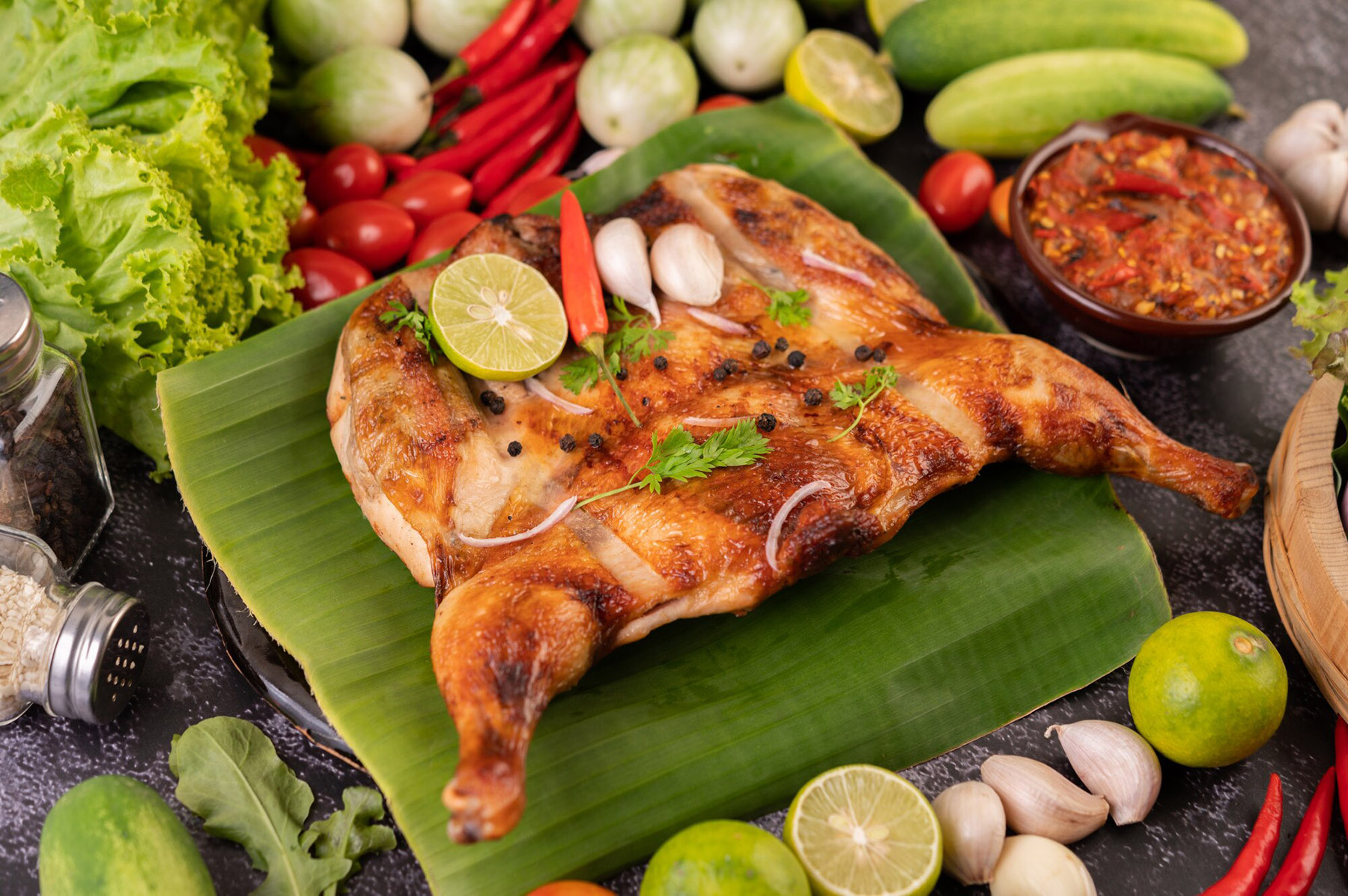 Ilustrasi ayam bakar yang siap digeprek.