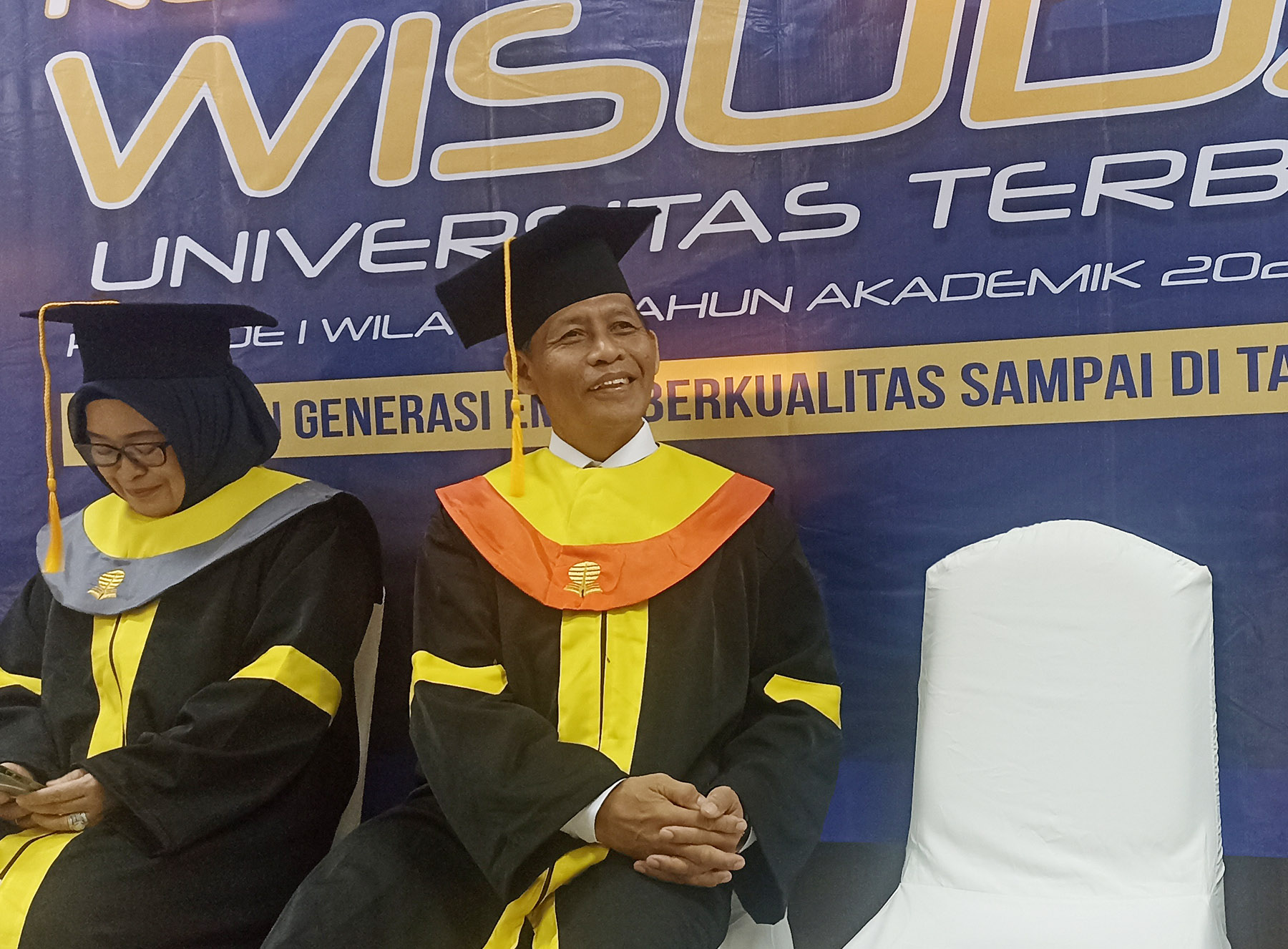 Guru besar IPB Prof Surjono Hadi Sutjahjo (tengah) usai mengikuti prosesi wisuda sarjana di Universitas Terbuka (19/11).