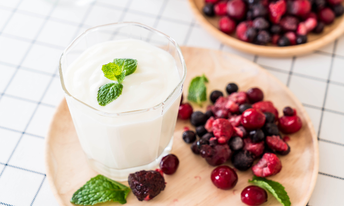 Ilustrasi yoghurt dengan buah berry lezat