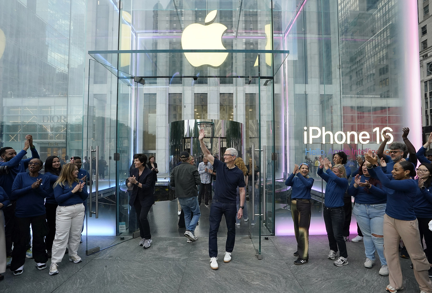 CEO Apple Tim Cook menyapa pengunjung saat launching iPhone 16 di New York, 20 September 2024.