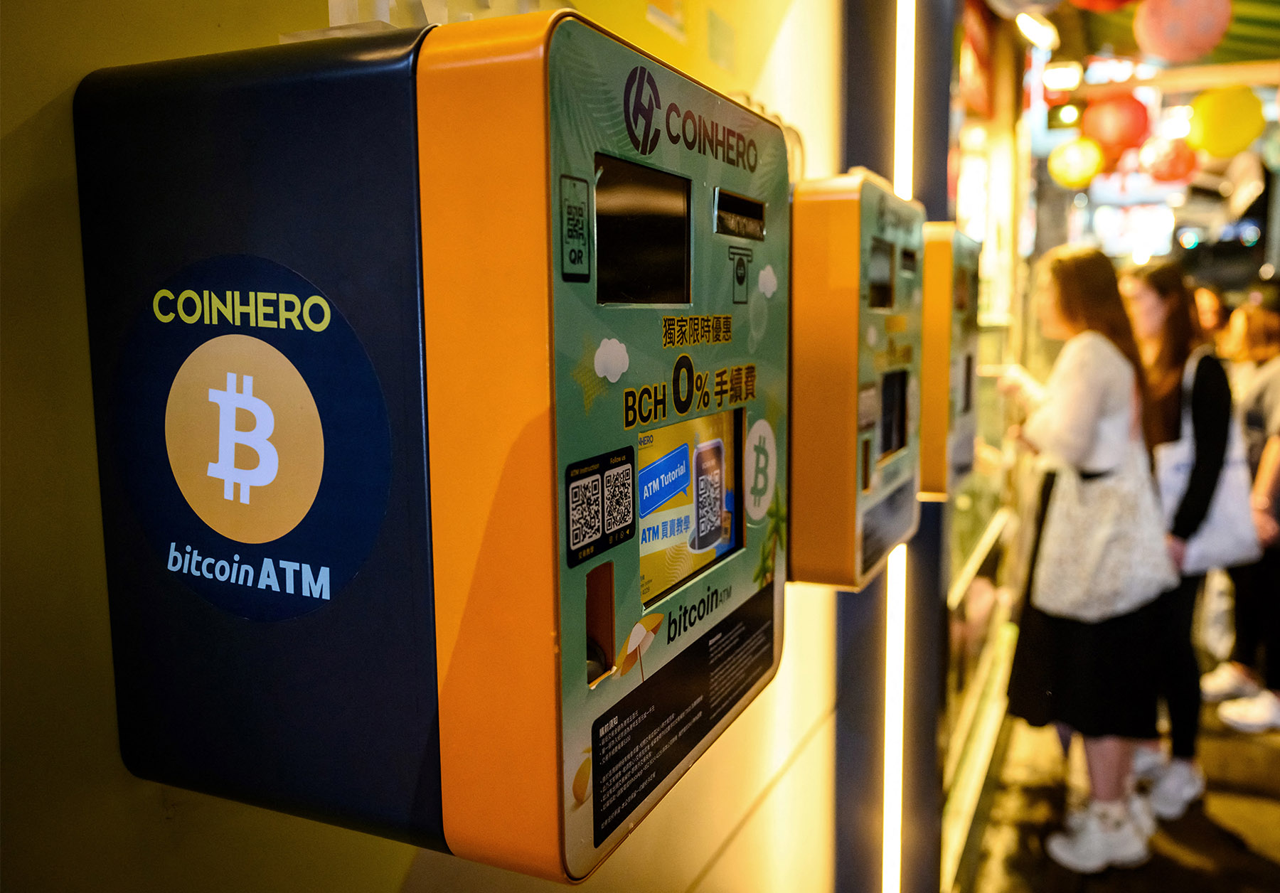 Pengunjung di mesin penukaran dan pembelian Bitcoin di Hong Kong.