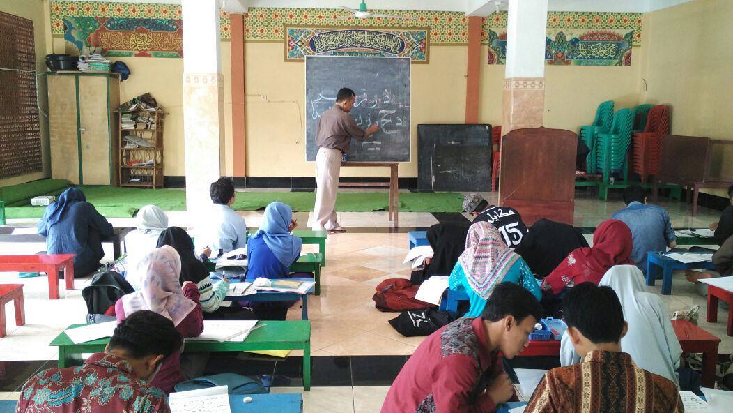 Suasana saat kelas kaligrafi berlangsung di LEMKA Ciputat, Tangerang Selatan (Dok. LEMKA)