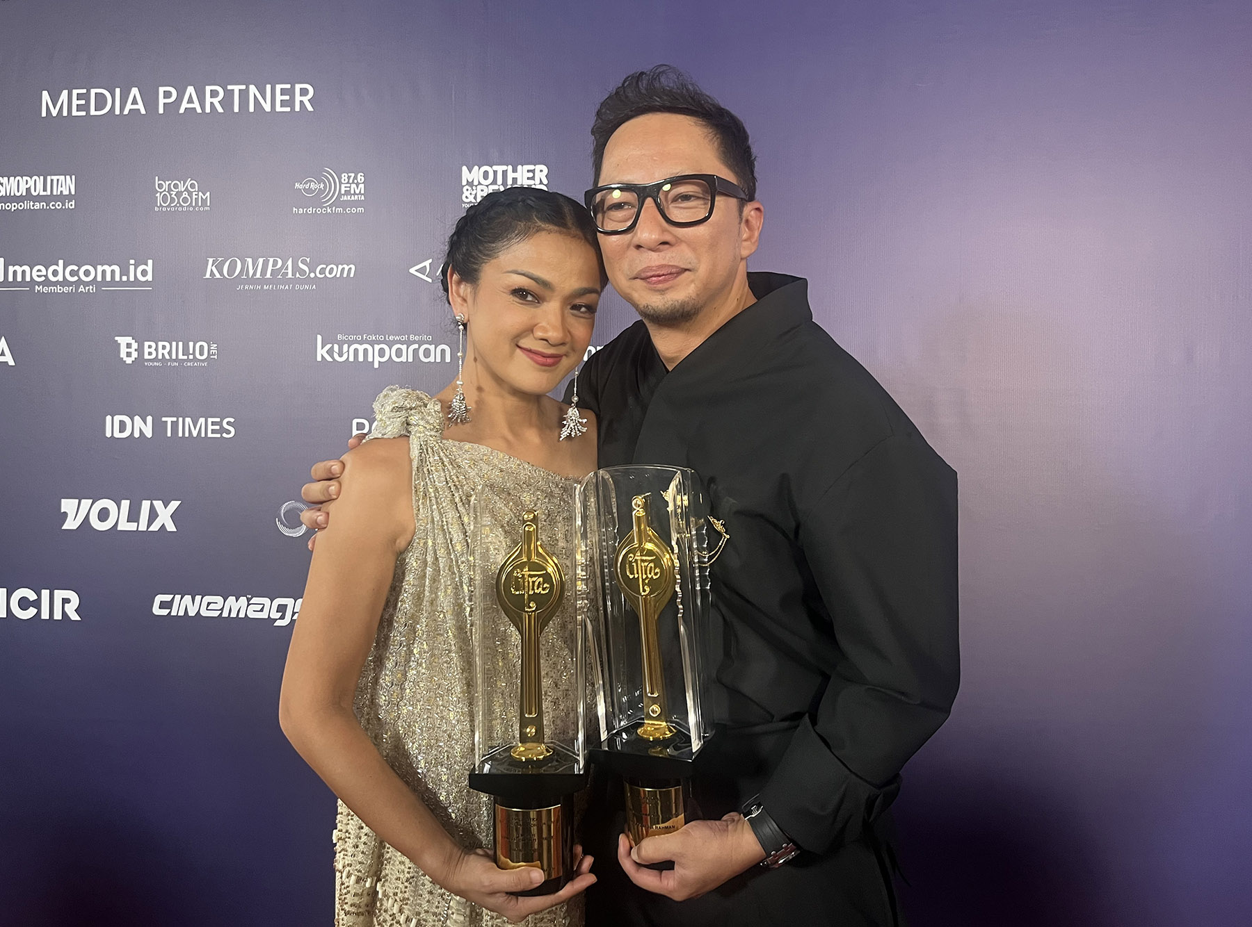 Nirina Zubir (kiri) dan Ringgo Agus Rahman memegang Piala Citra masing-masing untuk kategori Pemeran Utama.