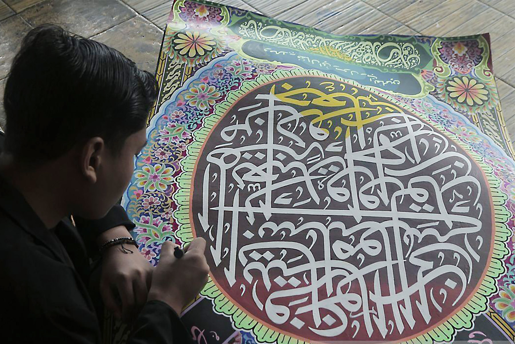 Ilustrasi membuat kaligrafi Islam. (Dok. Antara/Henry Purba)