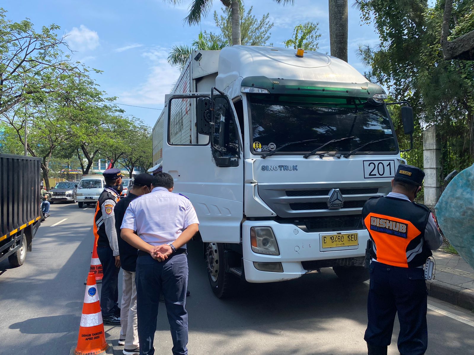 Razia gabungan jam operasional truk di Jalan Tekno Widya, Kecamatan Setu, Kamis (21/11).