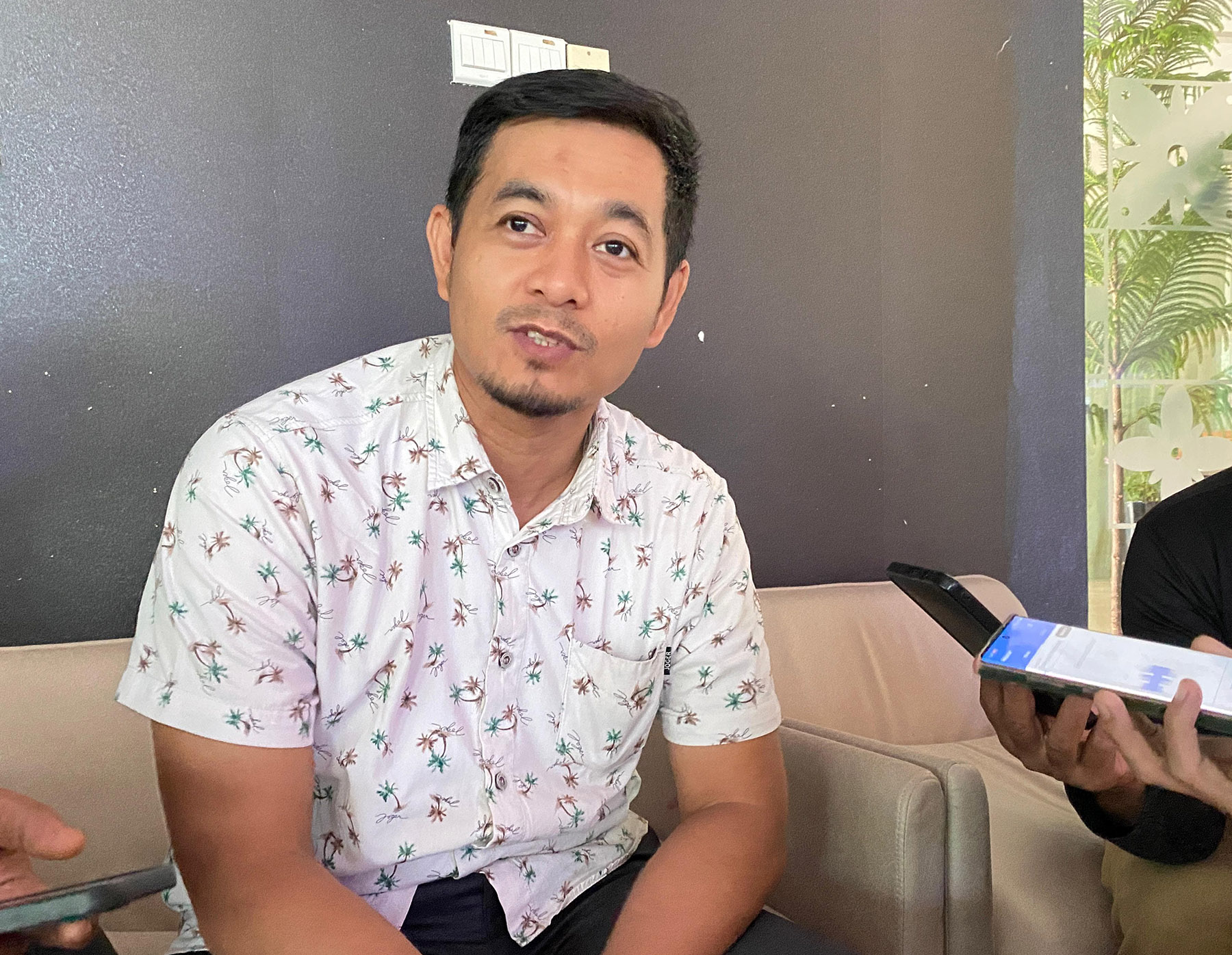 Kepala Bidang Bina Marga Dinas Sumber Daya Air, Bina Marga dan Bina Konstruksi (DSDABMBK) Kota Tangsel Ahmad Fatullah saat diwawancarai terkait progres penataan Jalan Haji Usman  kawasan Pasar Ciputat