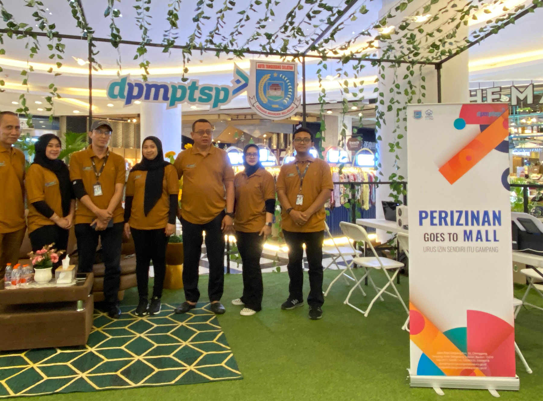 Dinas Penanaman Modal dan Pelayanan Terpadu Satu Pintu (DPMPTSP) Kota Tangsel menggelar kegiatan Perizinan Goes To Mall di Alam Sutera, Serpong Utara, (22/11). (Muhtamimah/Jawa Pos)