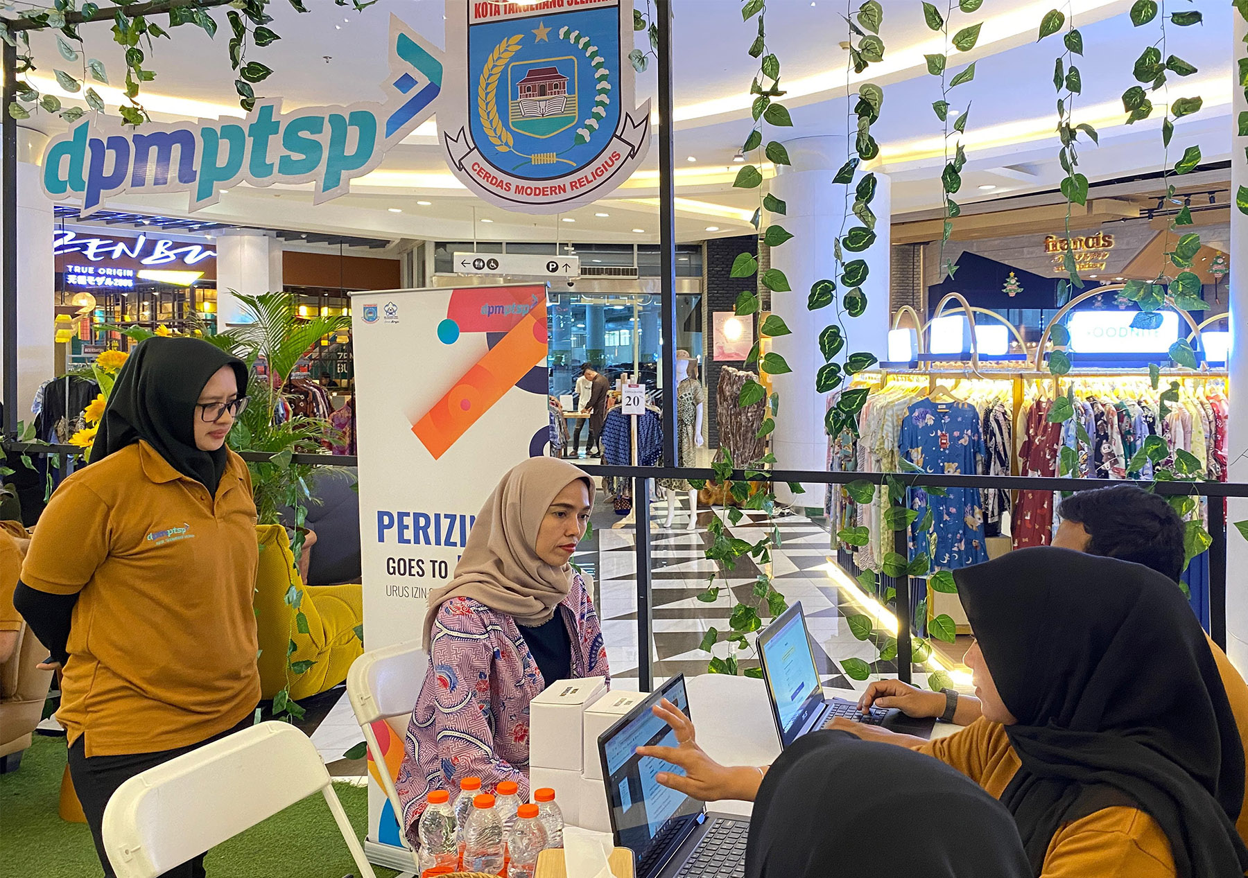 Dinas Penanaman Modal dan Pelayanan Terpadu Satu Pintu (DPMPTSP) Kota Tangsel menggelar kegiatan Perizinan Goes To Mall di Alam Sutera, Serpong Utara, (22/11). (Muhtamimah/Jawa Pos)
