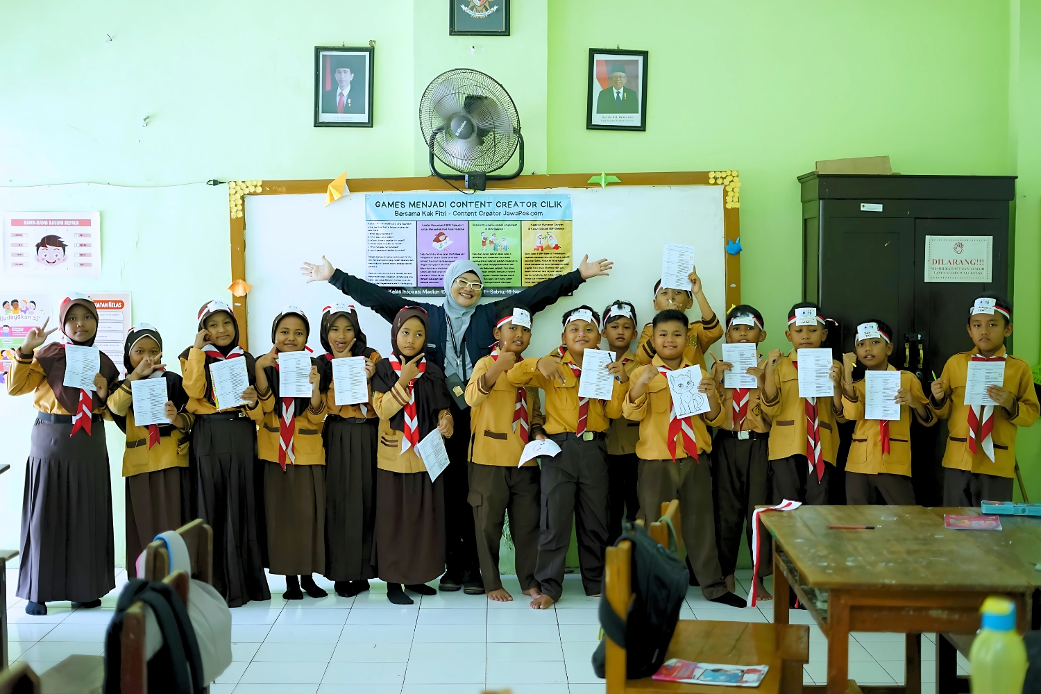 Siswa SDN Balerejo 1 Madiun menunjukkan hasil belajar membuat berita