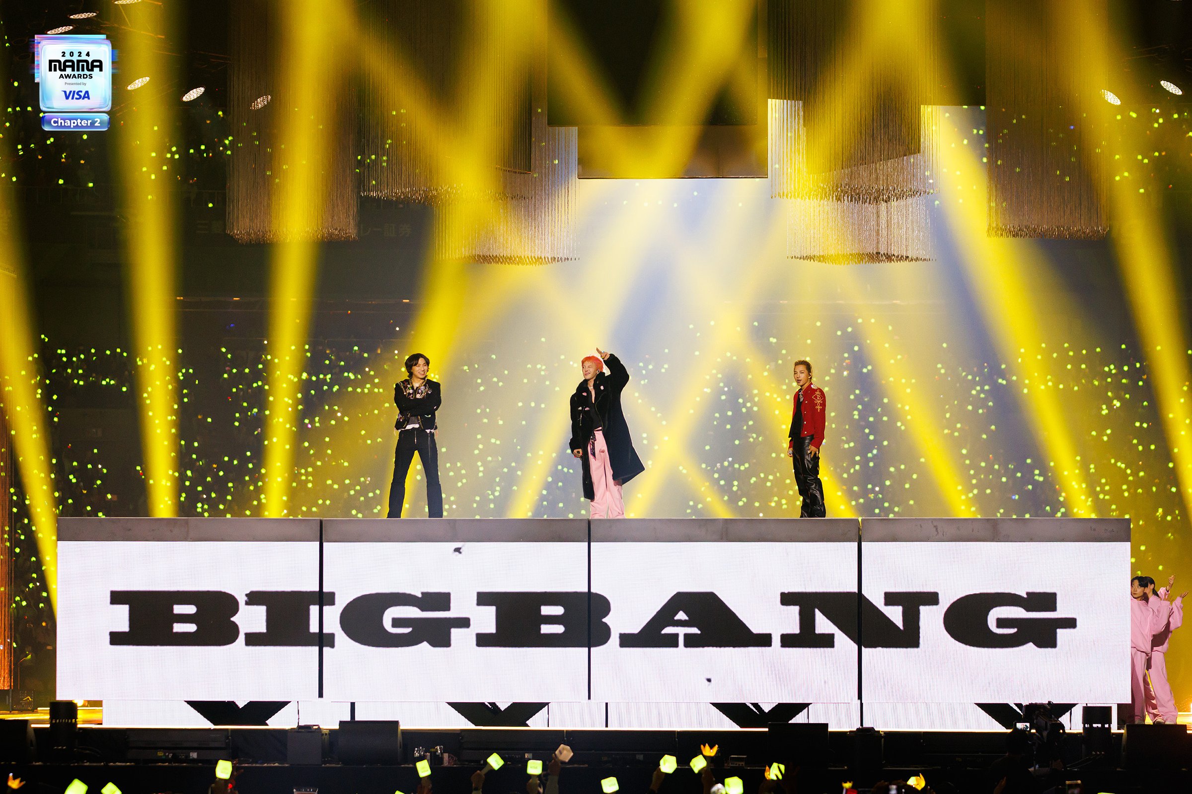 Ketiga anggota BIGBANG, G-Dragon, Taeyang, dan Daesung, saat menampilkan &ldquo;Bang Bang Bang&rdquo; dan &ldquo;Fantastic Baby&rdquo; di acara MAMA Awards 2024. (Dok. Mnet MAMA)