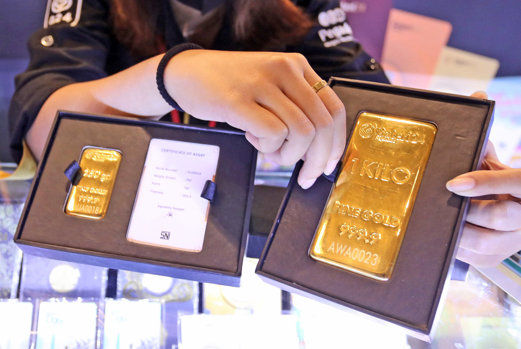 Valentina Ratri dari Galeri 24 saat tunjukkan beberapa emas antham di Surabaya International Jewellery Fair.