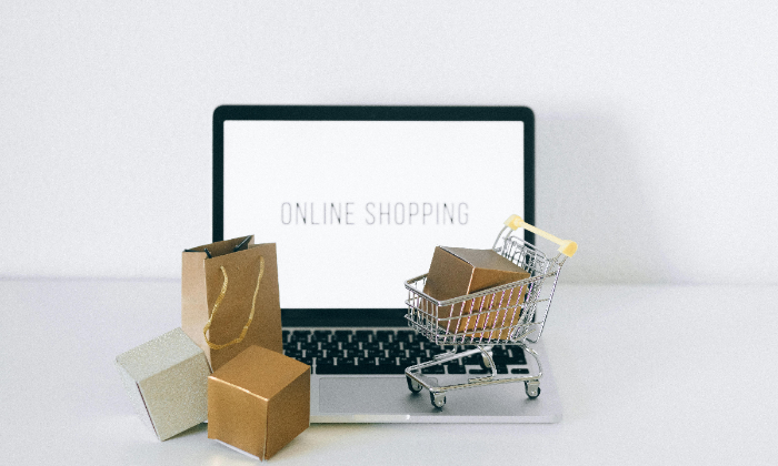 Ilustrasi online shopping, kemudahan berbelanja yang menjadi salah satu faktor terjadinya doom spending.