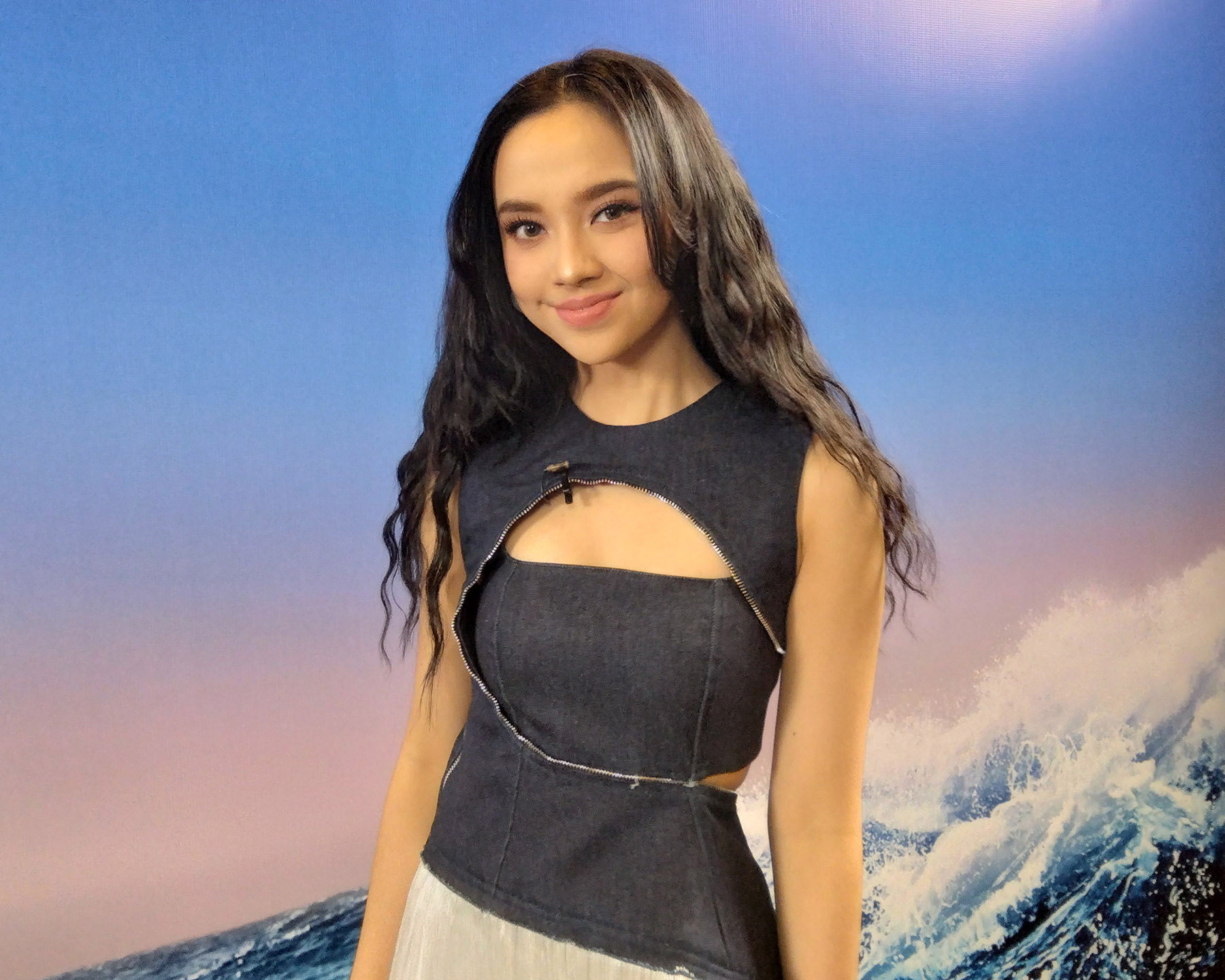 Lyodra Margareta Ginting dalam sesi wawancara bersama Jawa Pos untuk lagu Jauh di Sana, versi bahasa Indonesia dari soundtrack Moana 2, Beyond.