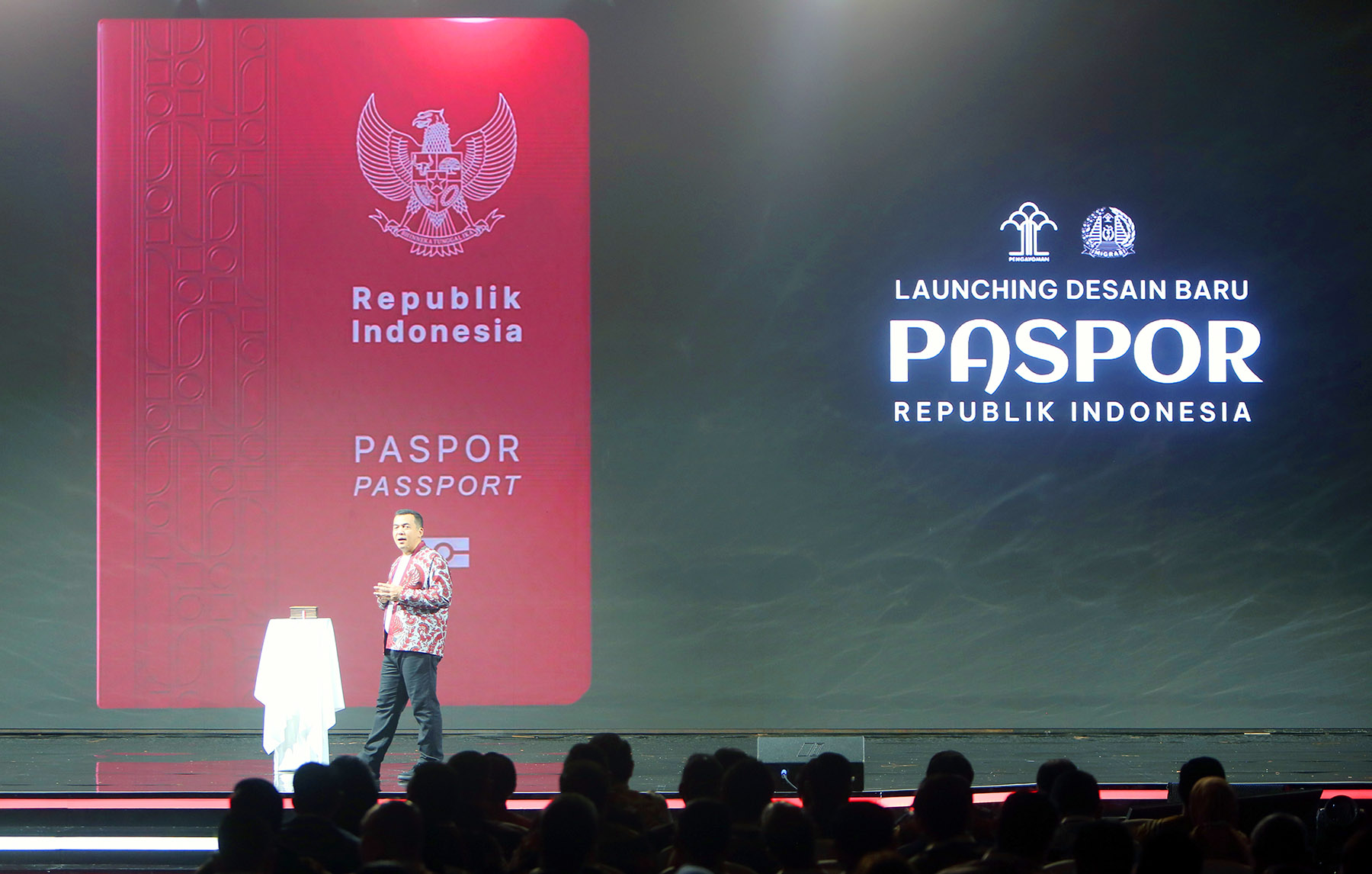 Dirjen Imigrasi Silmy Karim meluncurkan desain Paspor baru, Sabtu (17/8/2024). Desain baru Paspor Republik Indonesia memiliki warna merah kombinasi putih dan bercorak 33 motif kain nusantara.