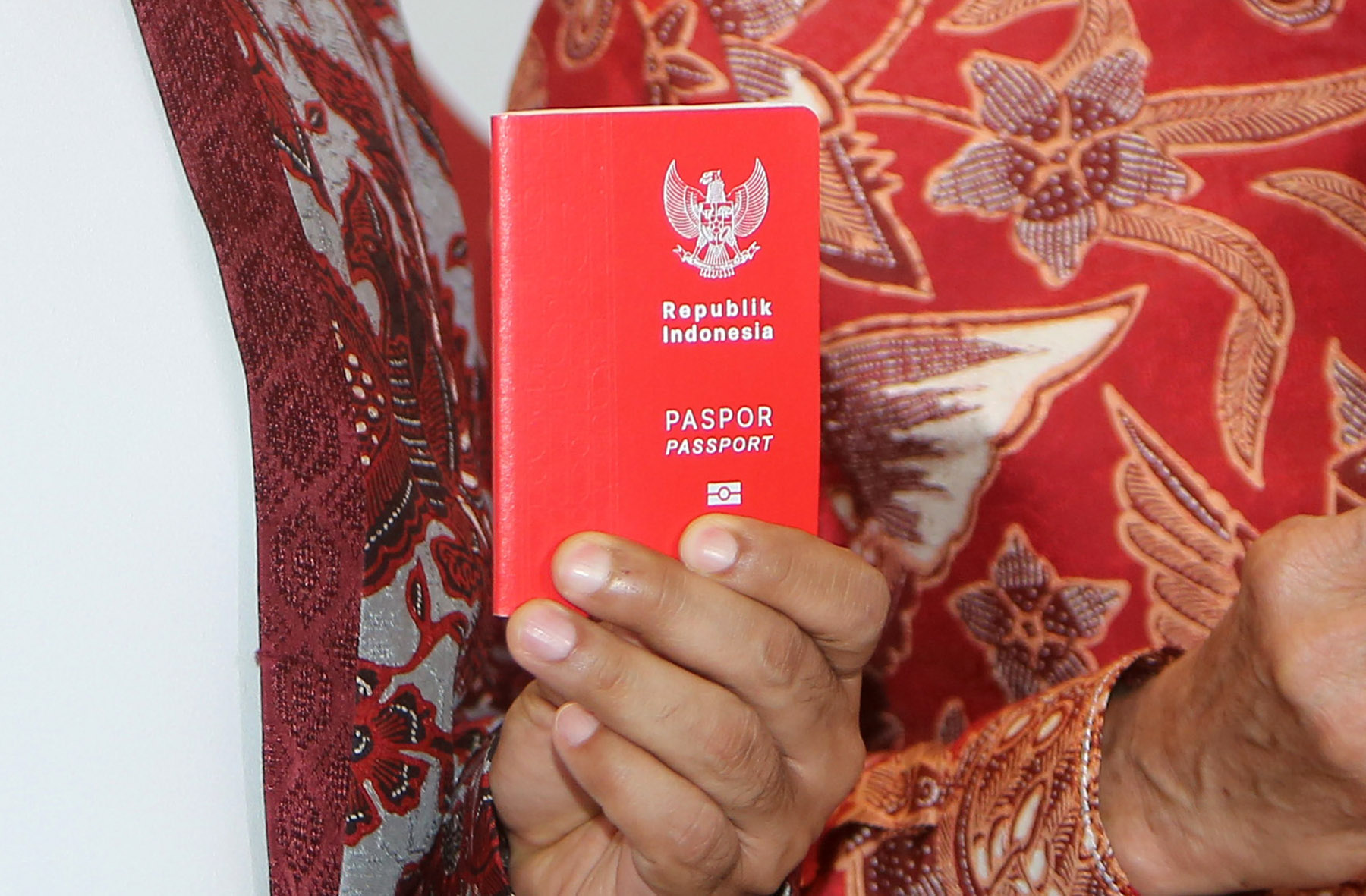 Desain baru Paspor Republik Indonesia memiliki warna merah kombinasi putih dan bercorak 33 motif kain nusantara. (Muhammad Ali/Jawa Pos)