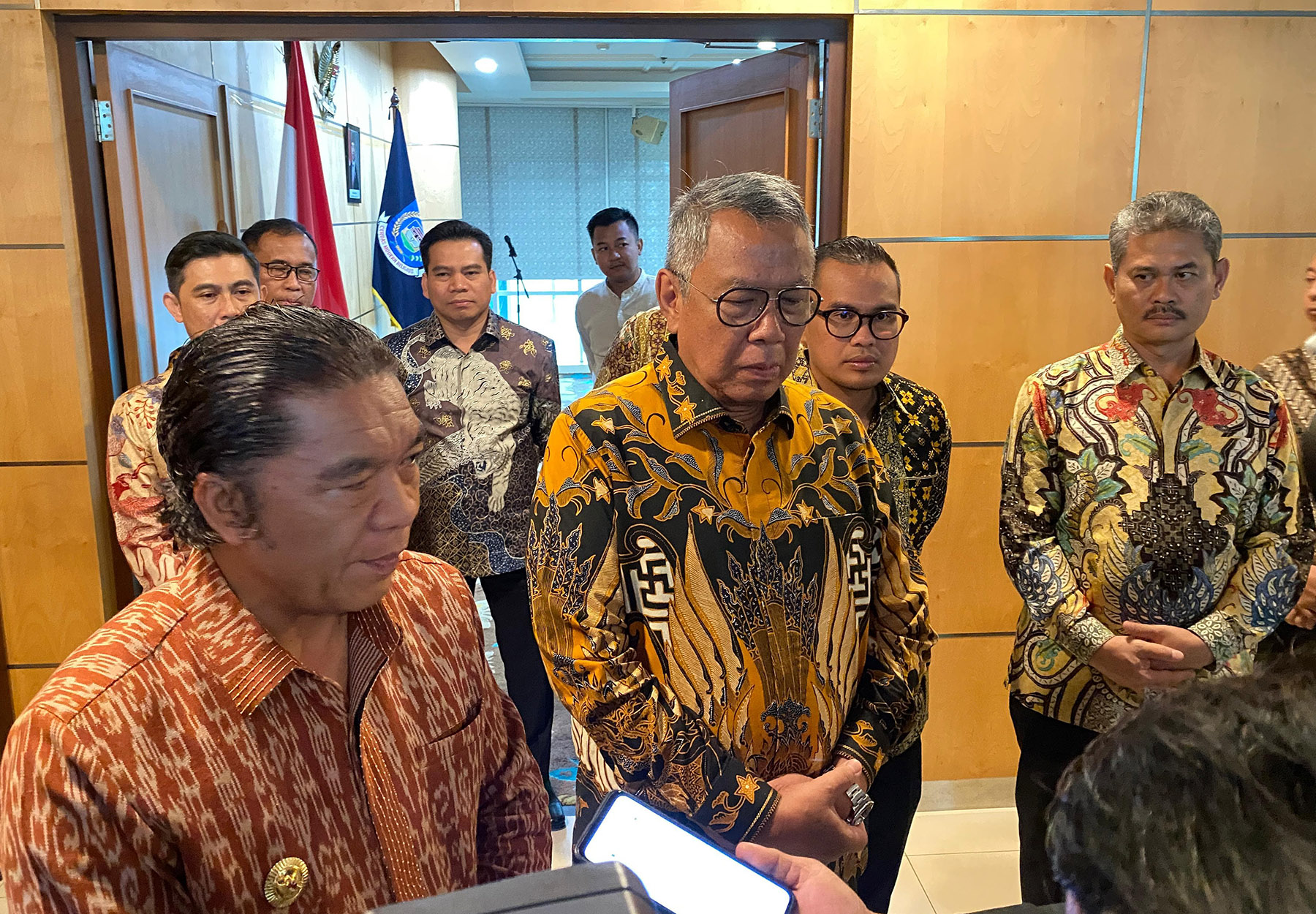 Penjabat (Pj) Gubernur Banten, Al Muktabar menghadiri kegiatan serah terima pelaksanaan tugas dari Penjabat Sementara (Pjs) Wali Kota Tabrani kepada Benyamin Davnie dan Pilar Saga.