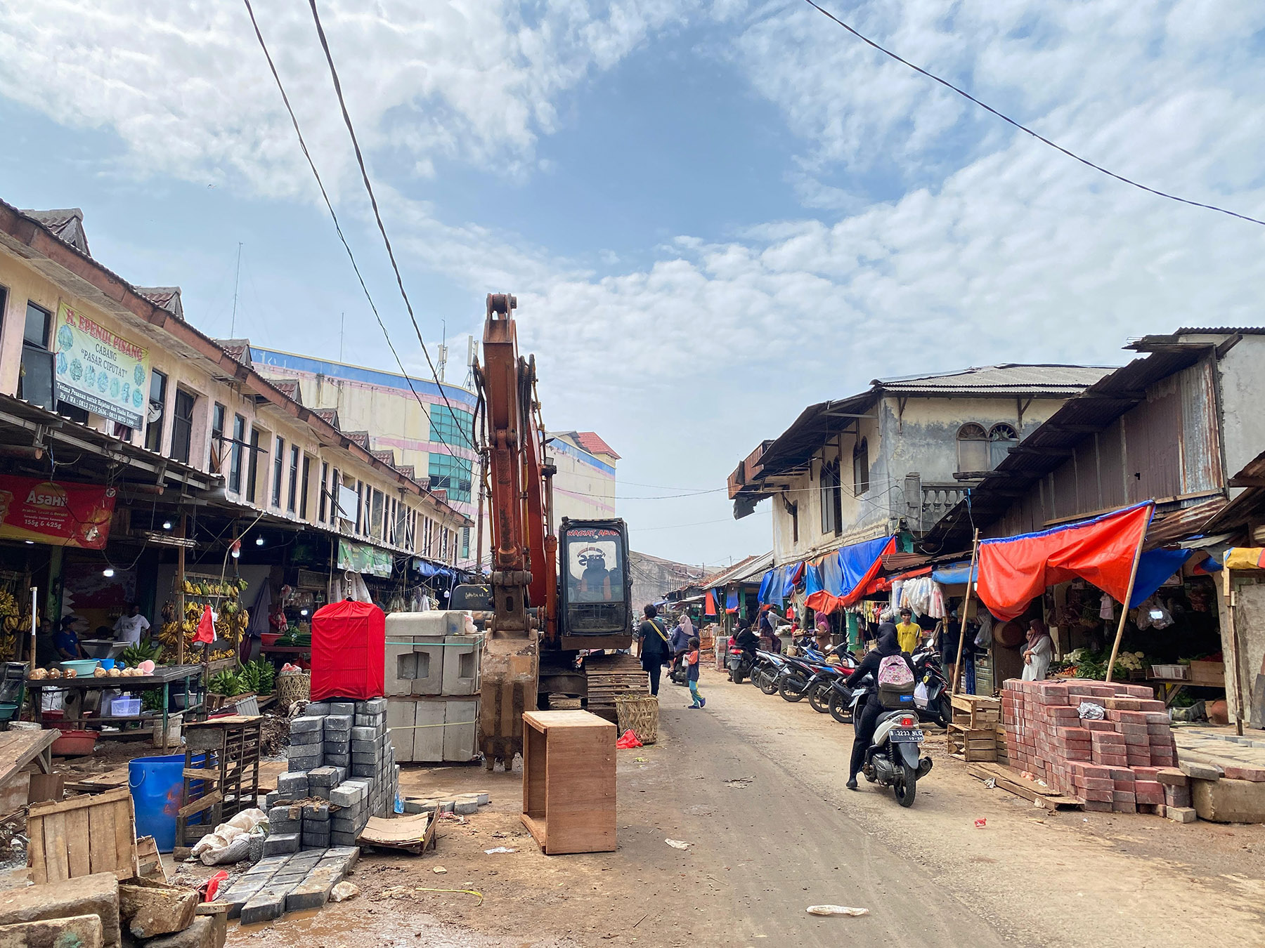 Jalan Haji Usman di Kawasan Pasar Ciputat. (Muhtamimah/Jawa Pos)