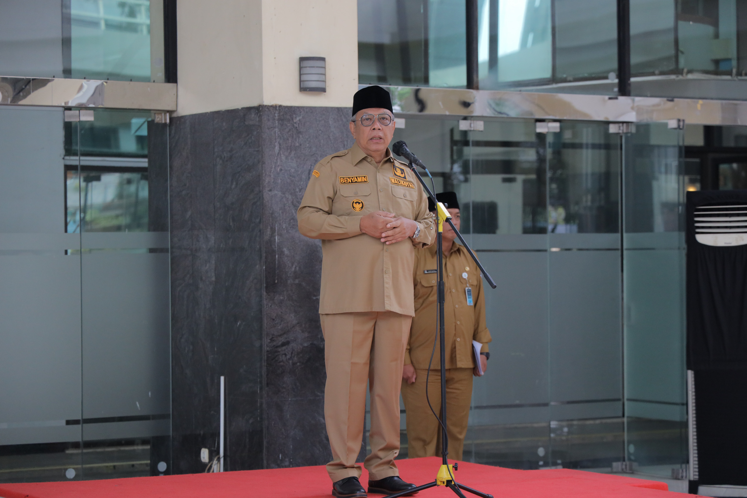 Benyamin Davnie saat memimpin apel pagi sebagai Wali Kota Tangerang Selatan. (Dok. Humas Kota Tangsel)