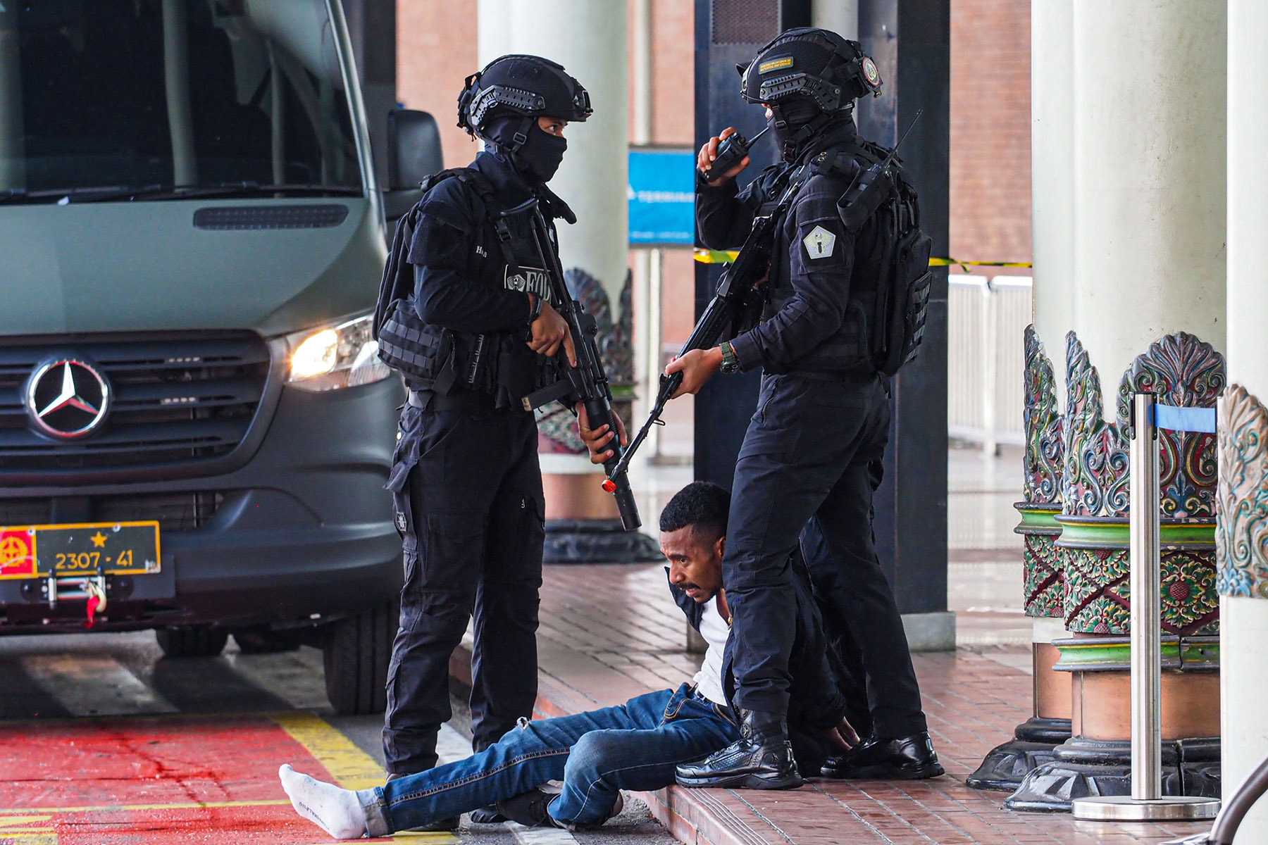 Sejumlah personel dari kesatuan Zeni Angkatan Darat melakukan latihan Terpadu di Terminal 1B, Tangerang, Selasa (26/11/2024). (Hanung Hambara/Jawa Pos)