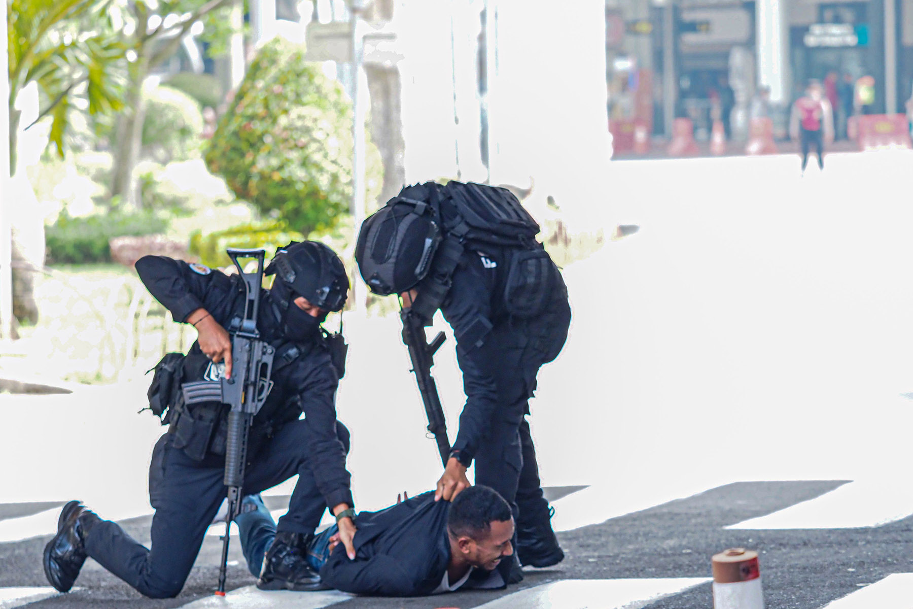 Sejumlah personel dari kesatuan Zeni Angkatan Darat melakukan latihan Terpadu di Terminal 1B, Tangerang, Selasa (26/11/2024). (Hanung Hambara/Jawa Pos)
