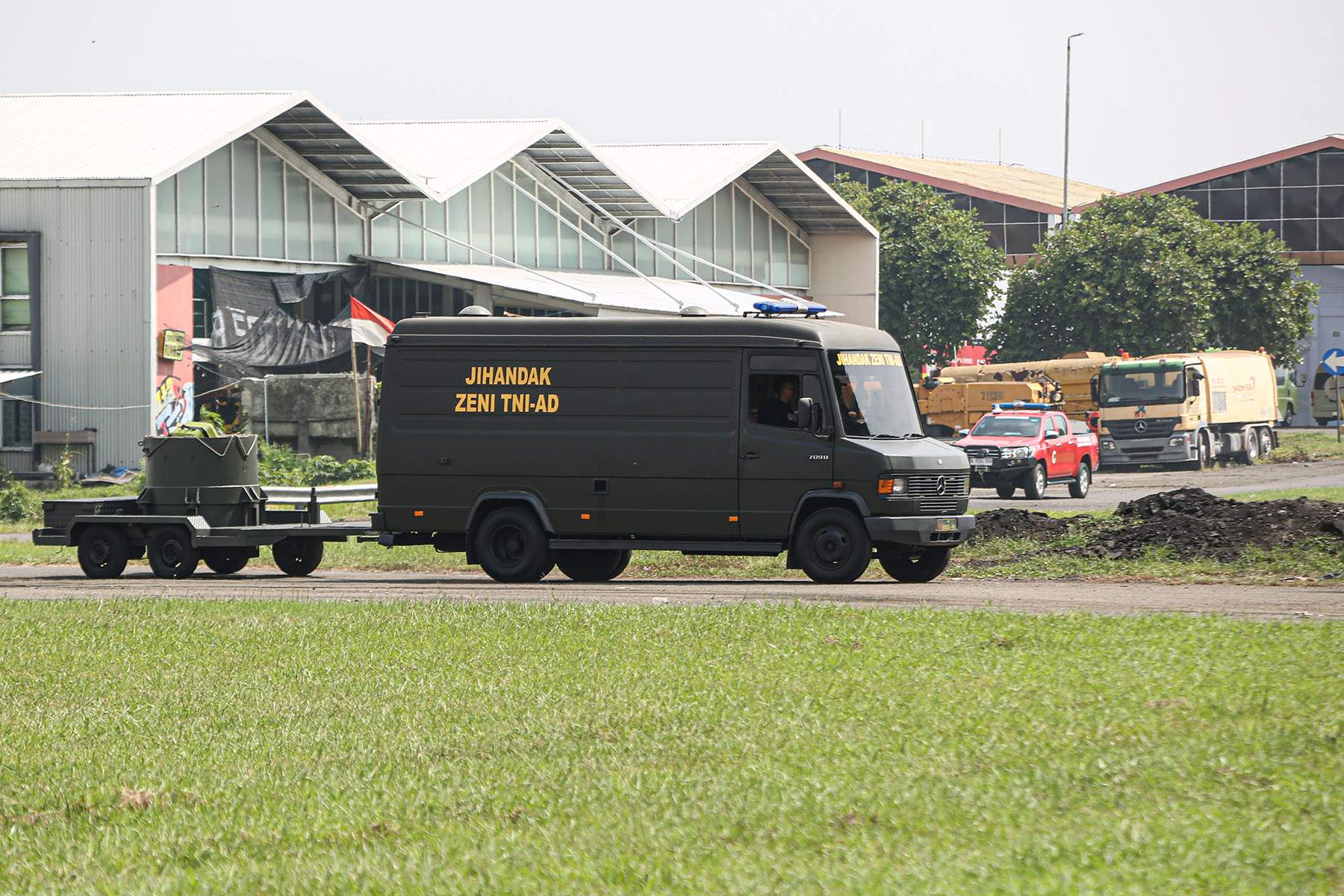 Sejumlah personel dari kesatuan Zeni Angkatan Darat melakukan latihan Terpadu di Terminal 1B, Tangerang, Selasa (26/11/2024). (Hanung Hambara/Jawa Pos)