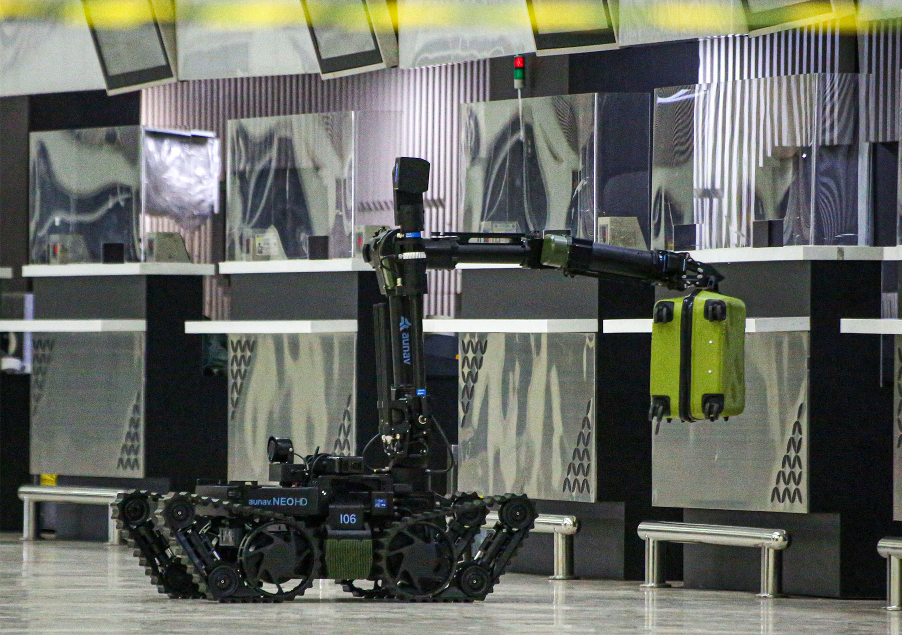 Satu buah robot personel dari kesatuan Zeni Angkatan Darat melakukan latihan Terpadu di Terminal 1B, Tangerang, Selasa (26/11/2024). (Hanung Hambara/Jawa Pos)