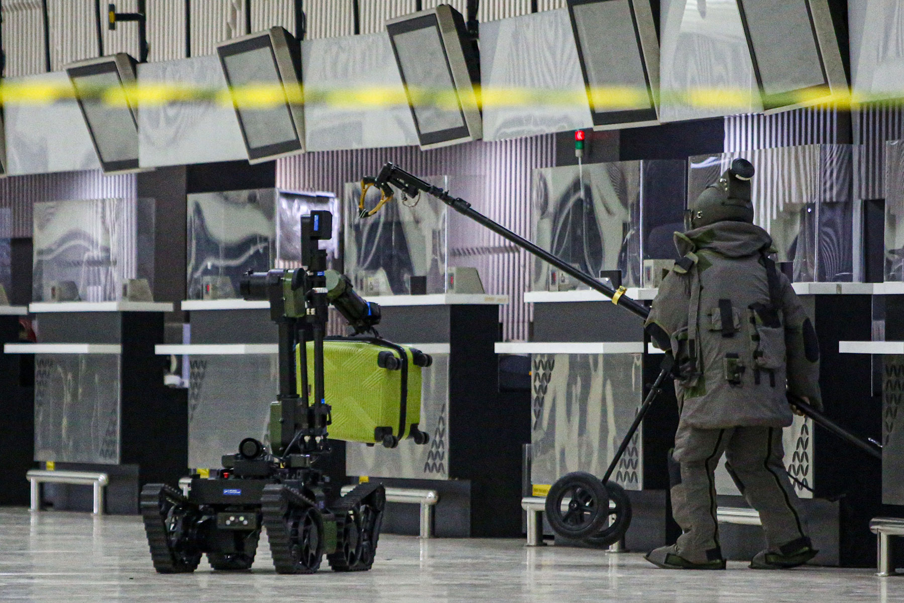 Satu buah robot personel dari kesatuan Zeni Angkatan Darat melakukan latihan Terpadu di Terminal 1B, Tangerang, Selasa (26/11/2024). (Hanung Hambara/Jawa Pos)