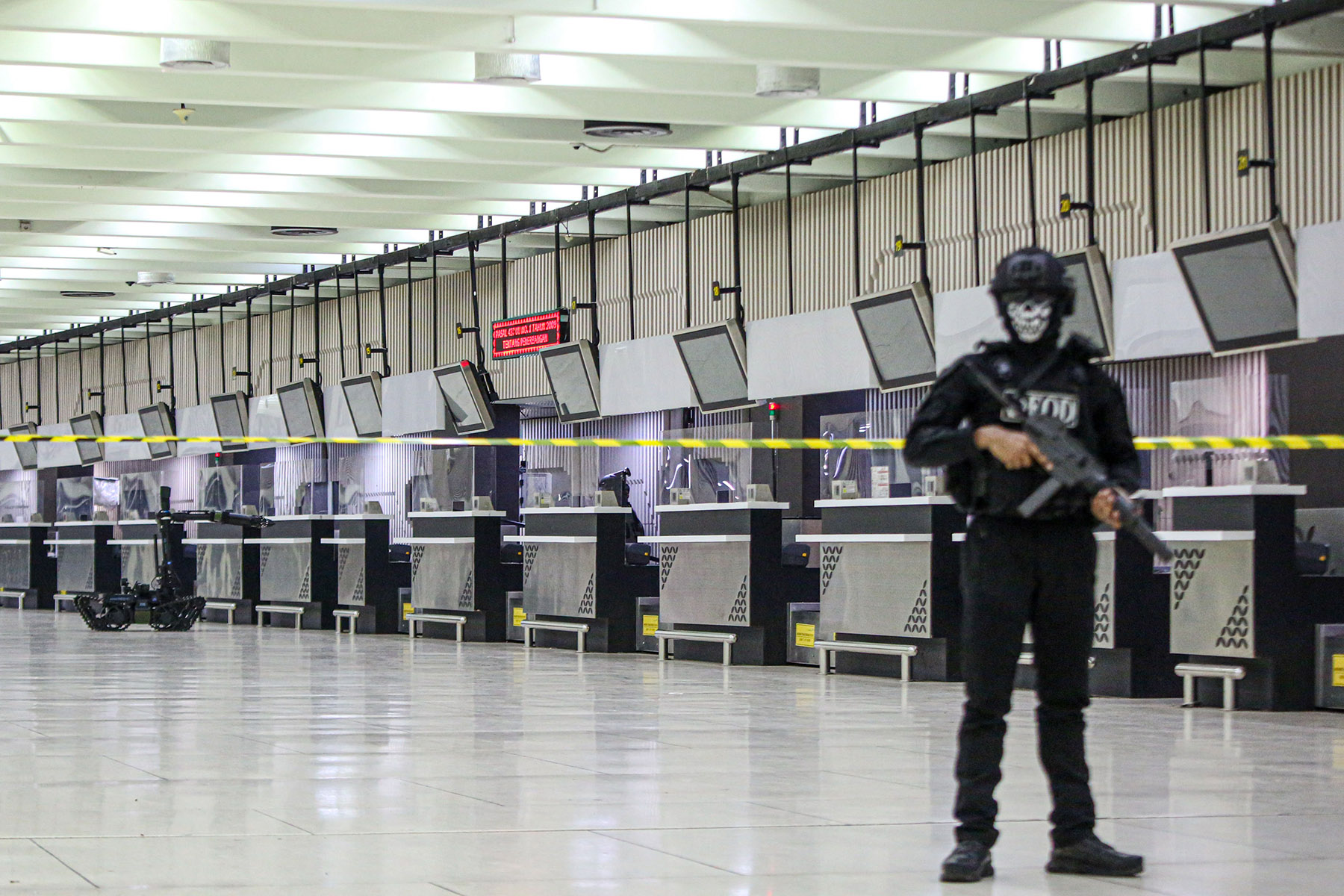 Sejumlah personel dari kesatuan Zeni Angkatan Darat melakukan latihan Terpadu di Terminal 1B, Tangerang, Selasa (26/11/2024). (Hanung Hambara/Jawa Pos)