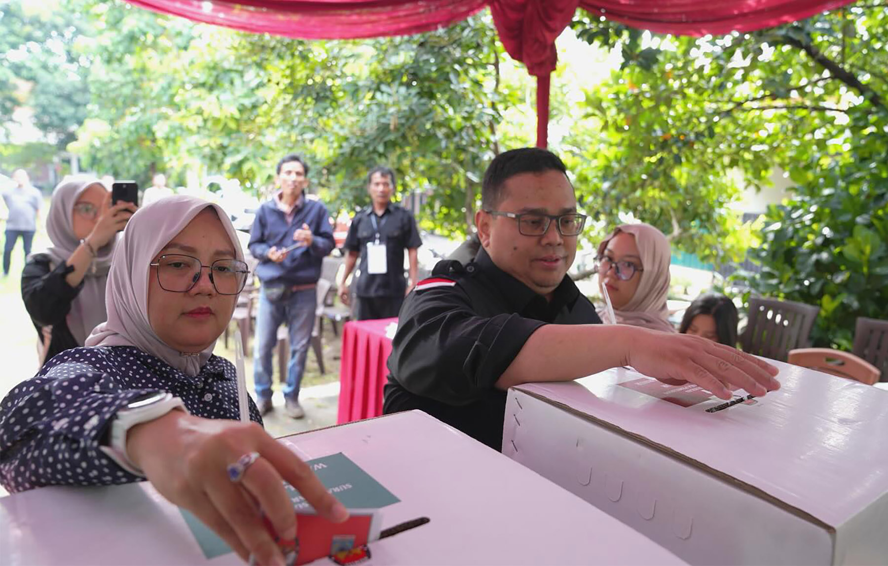 Ketua Badan Pengawas Pemilihan Umum Rahmat Bagja bersama istri dan anaknya di TPS.