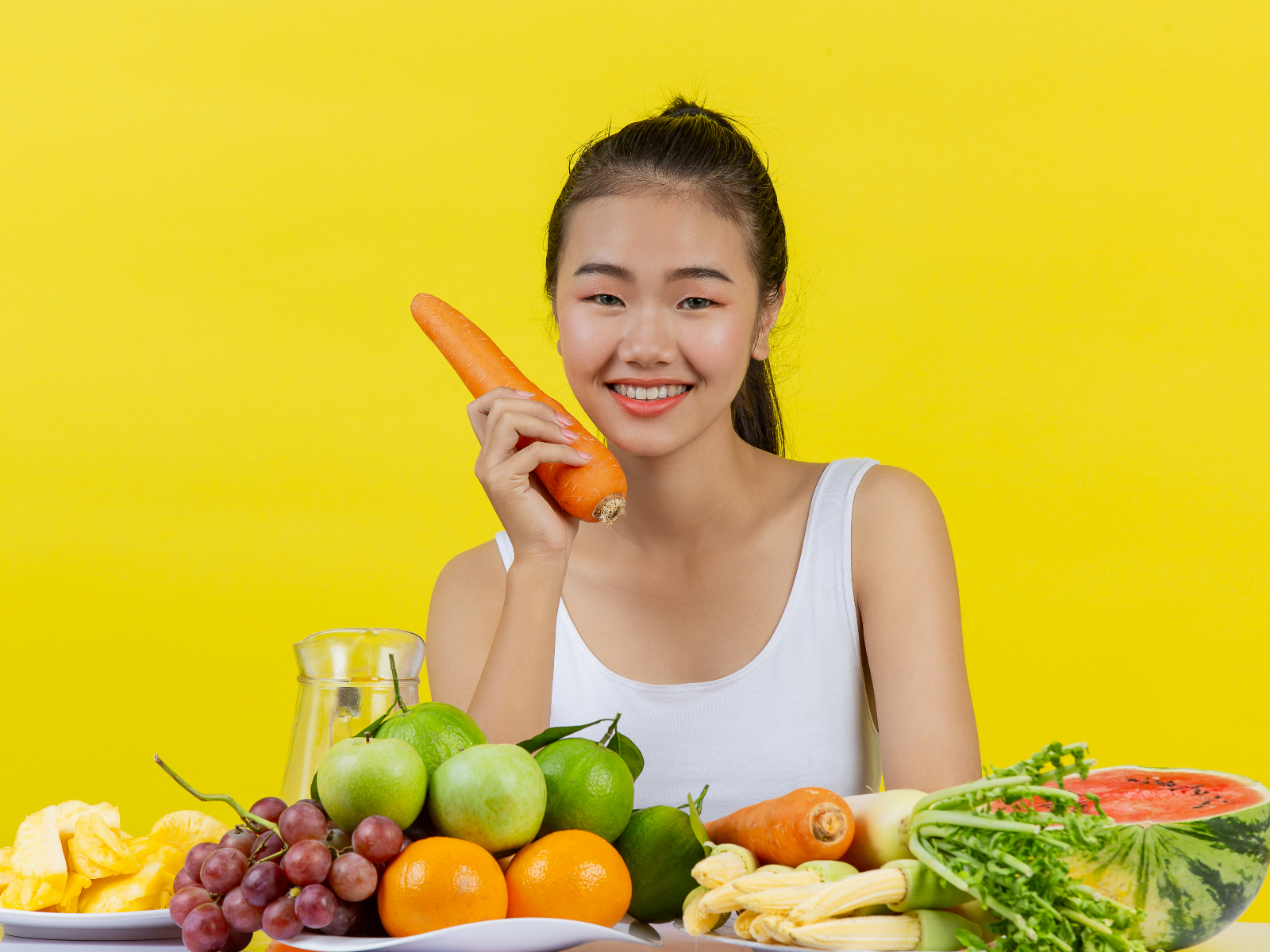 Seorang wanita yang memegang buah-buahan