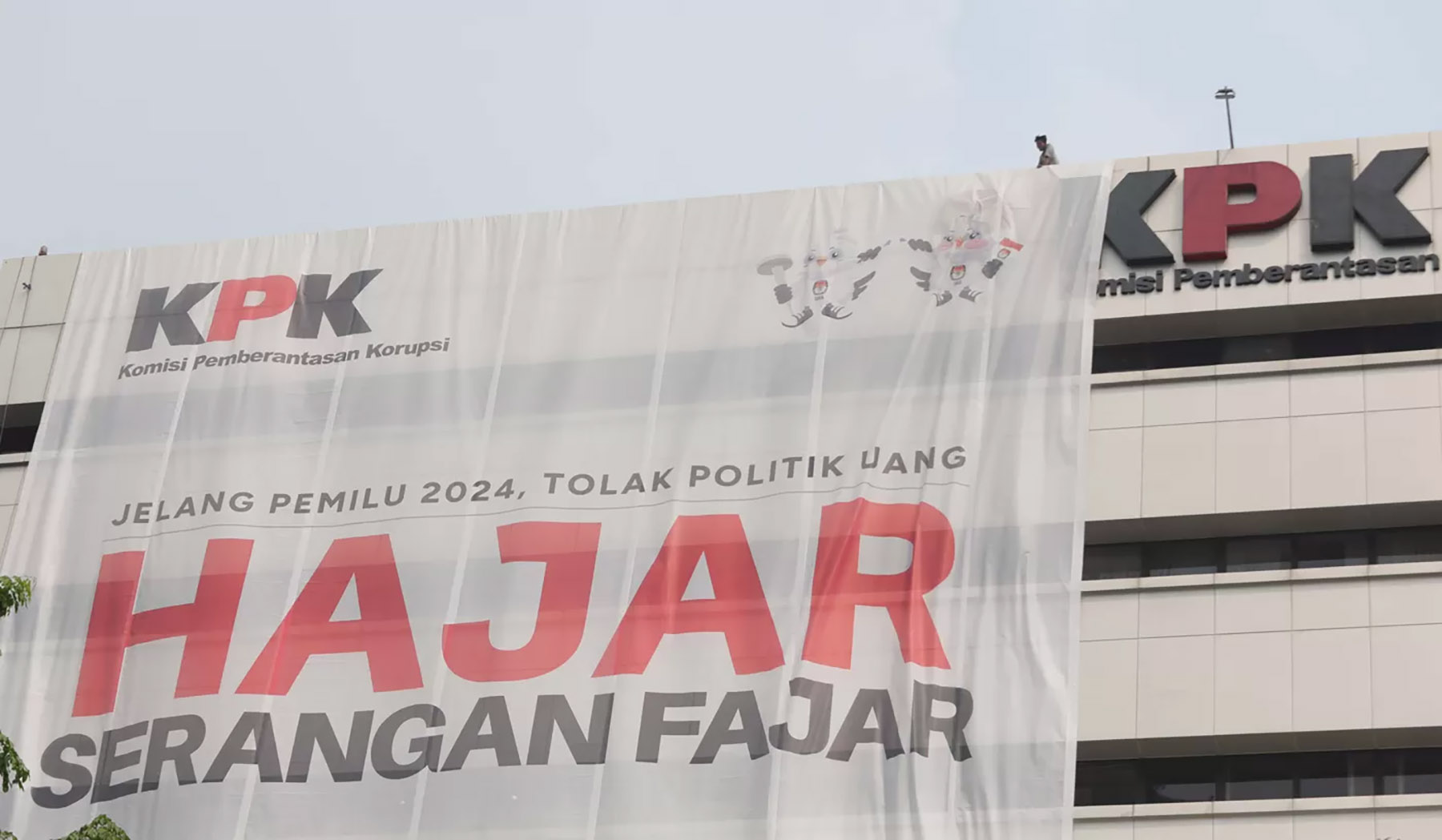 Ilustrasi - Spanduk raksasa bertuliskan Hajar Serangan Fajar dipasang di Gedung ACLC KPK.( Fedrik/Jawa Pos)