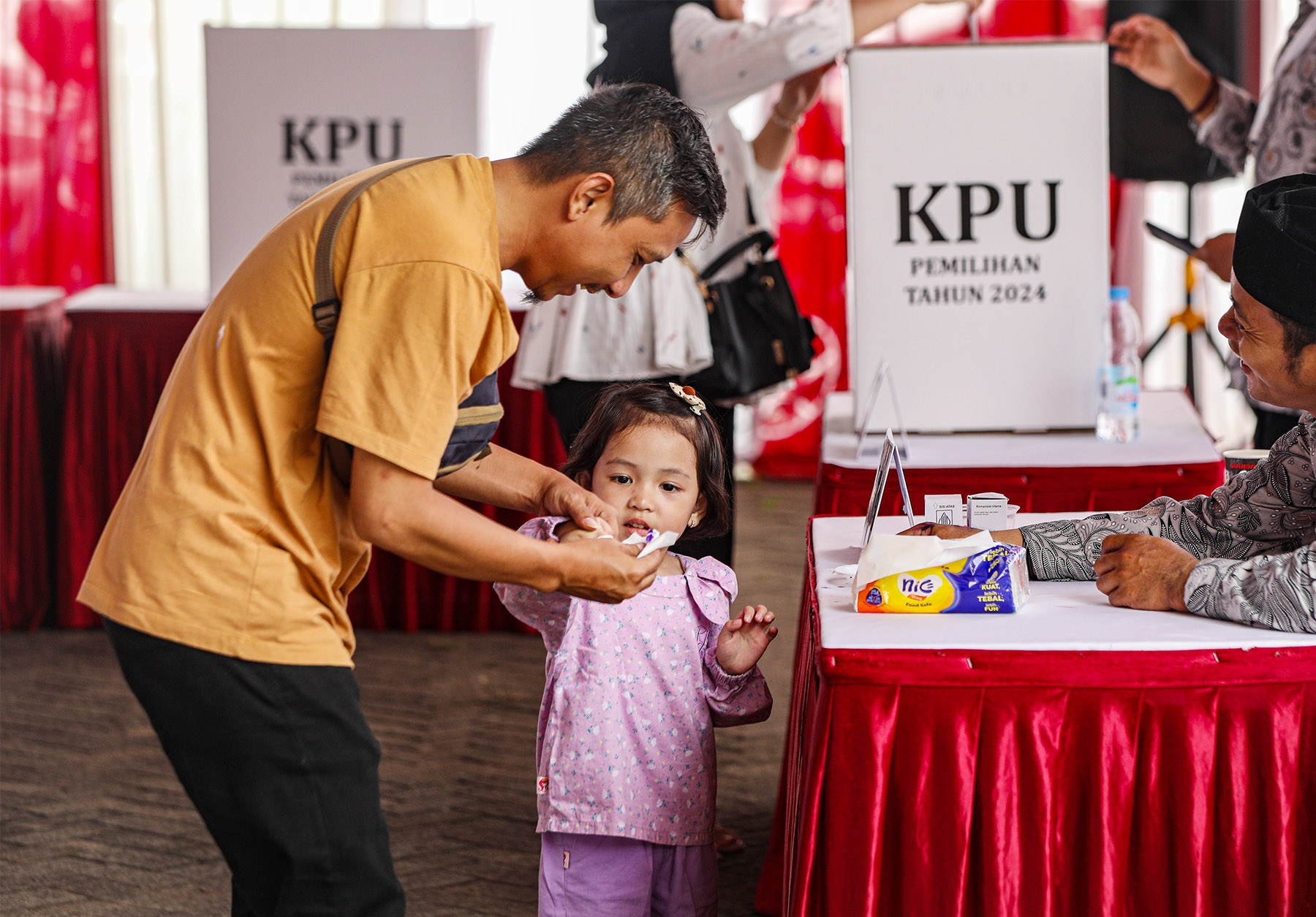 Warga menggunakan hak pilihnya pada Pemilihan Umum Kepala Daerah (Pilkada) Serentak 2024 di TPS 024 Kebagusan, Jakarta, Rabu (27/11/2024). Pelaksanaan pemungutan atau pencoblosan suara di tempat pemungutan suara (TPS) dimulai dari pukul 07.00 sampai 13.00