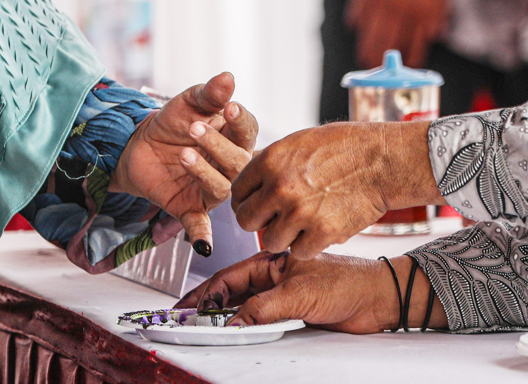 Warga menggunakan hak pilihnya pada Pemilihan Umum Kepala Daerah (Pilkada) Serentak 2024 di TPS 024 Kebagusan, Jakarta, Rabu (27/11/2024). Pelaksanaan pemungutan atau pencoblosan suara di tempat pemungutan suara (TPS) dimulai dari pukul 07.00 sampai 13.00