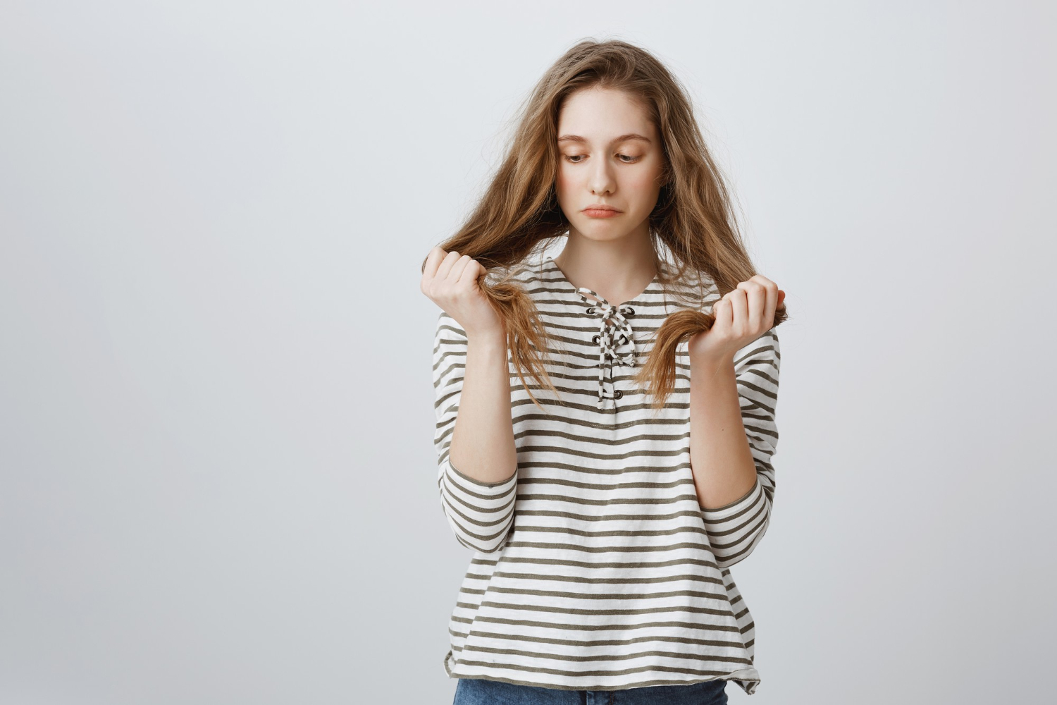 Seorang perempuan yang khawatir dengan kondisi rambutnya