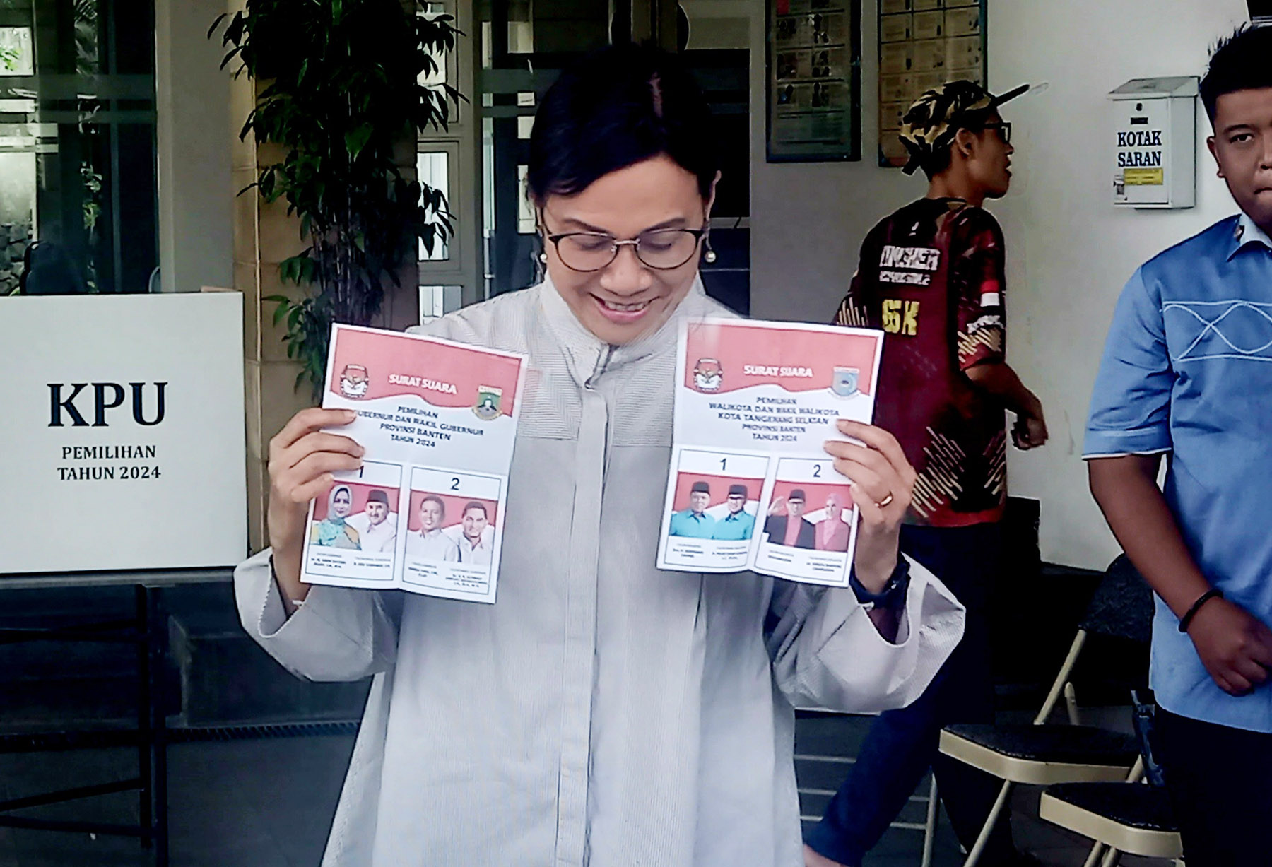 Menteri Keuangan Indonesia, Sri Mulyani menunjukkan kertas suara Pilkada Tangsel dan Banten.