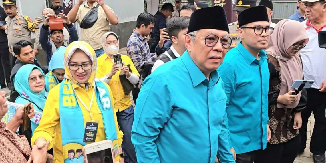 Momen Airin Rachmi antarkan Benyamin-Pilar ke KPU Tangsel pada (29/08) (Dok. Radar Banten)