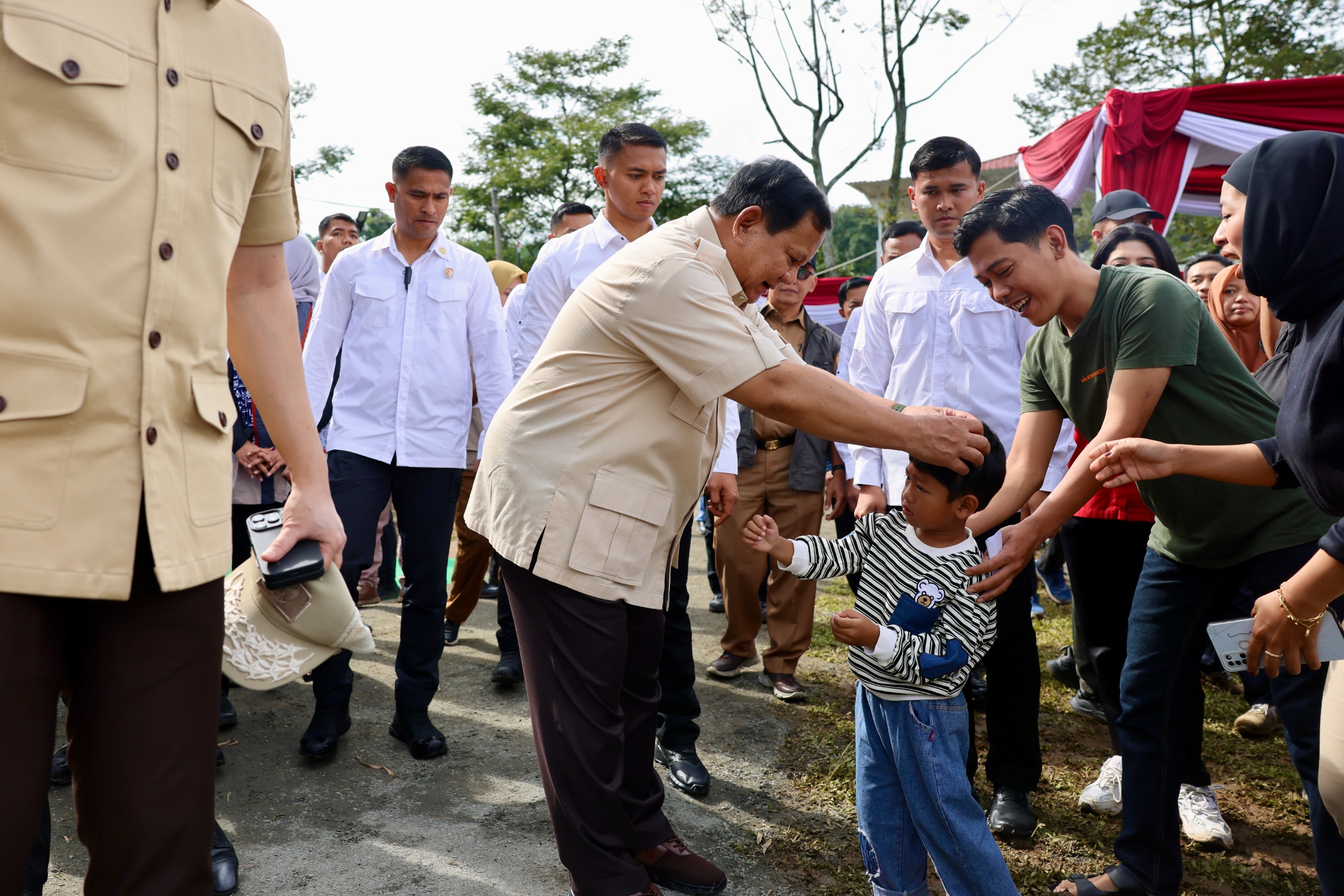 Prabowo terlihat berbaur dengan warga usai mencoblos dan bercengkrama serta berfoto bersama.