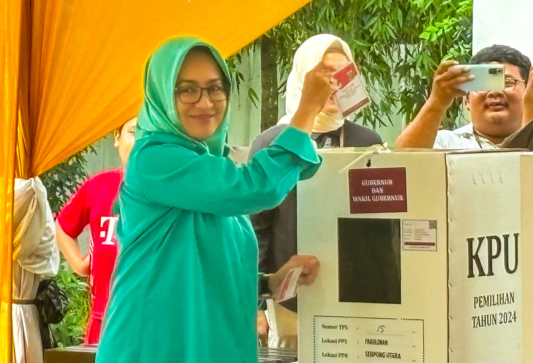 Calon Gubernur Banten Nomor Urut 1 Airin Rachmi Diany telah melakukan pencoblosan di TPS 15, Sutera Narada Pakulonan, Serpong Utara, Tangerang Selatan pada rabu (27/11/24). (Dok. Tangsel Pos)