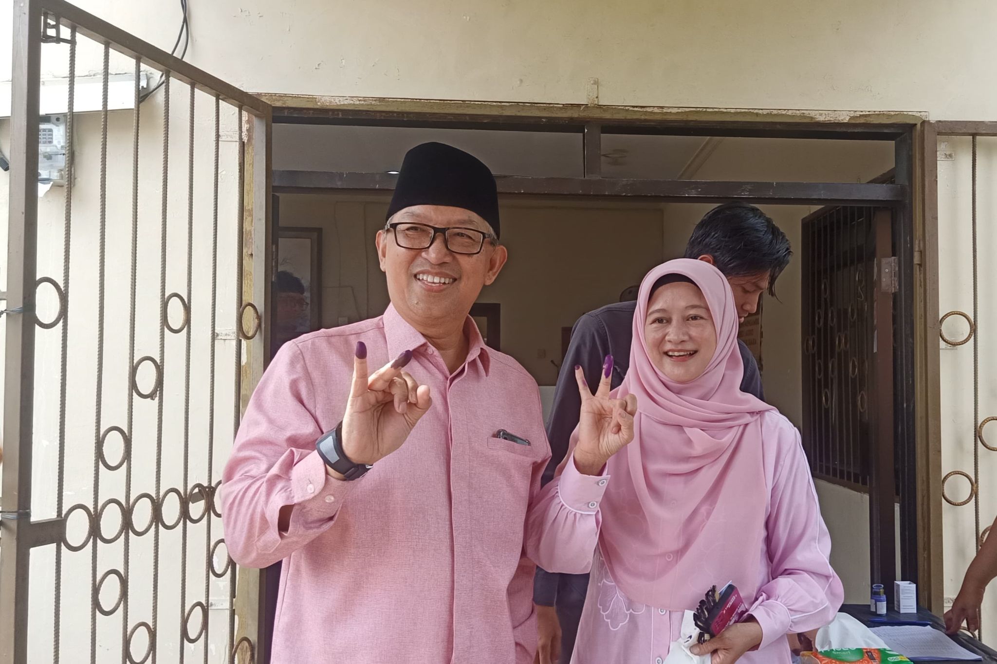 Ruhamaben dan istri di TPS 20 Pondok Cabe .(Nurul Fikriah Awaliah)